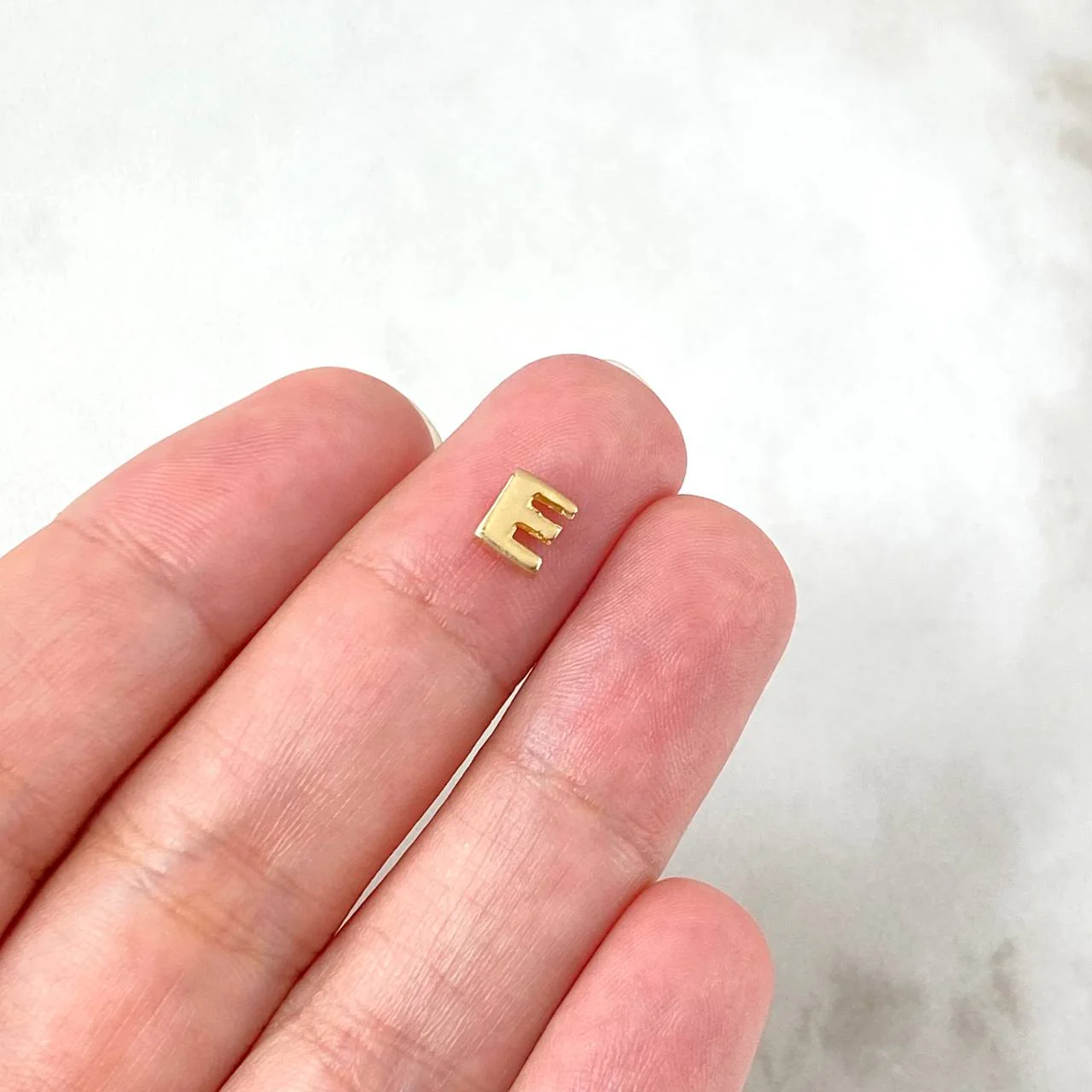 Herraje Letra E 0.35 g / 0.6 cm Oro Amarillo 18K - Image 3
