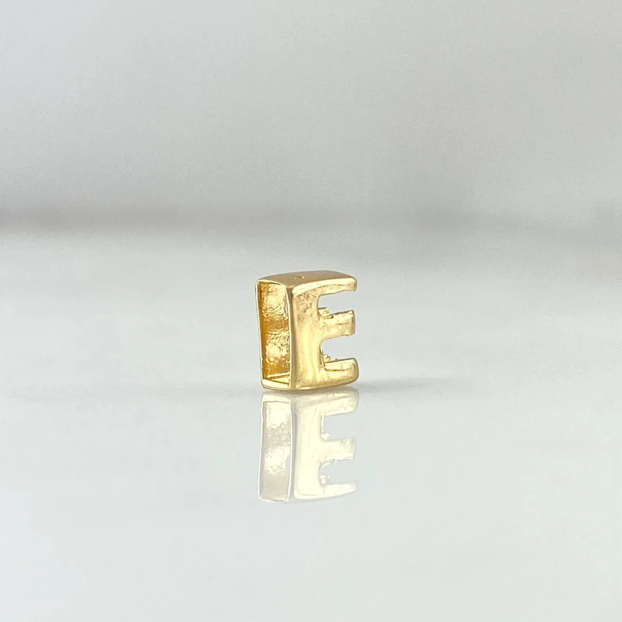 Herraje Letra E 0.35gr / 0.5cm / Oro Amarillo 18K - Image 2