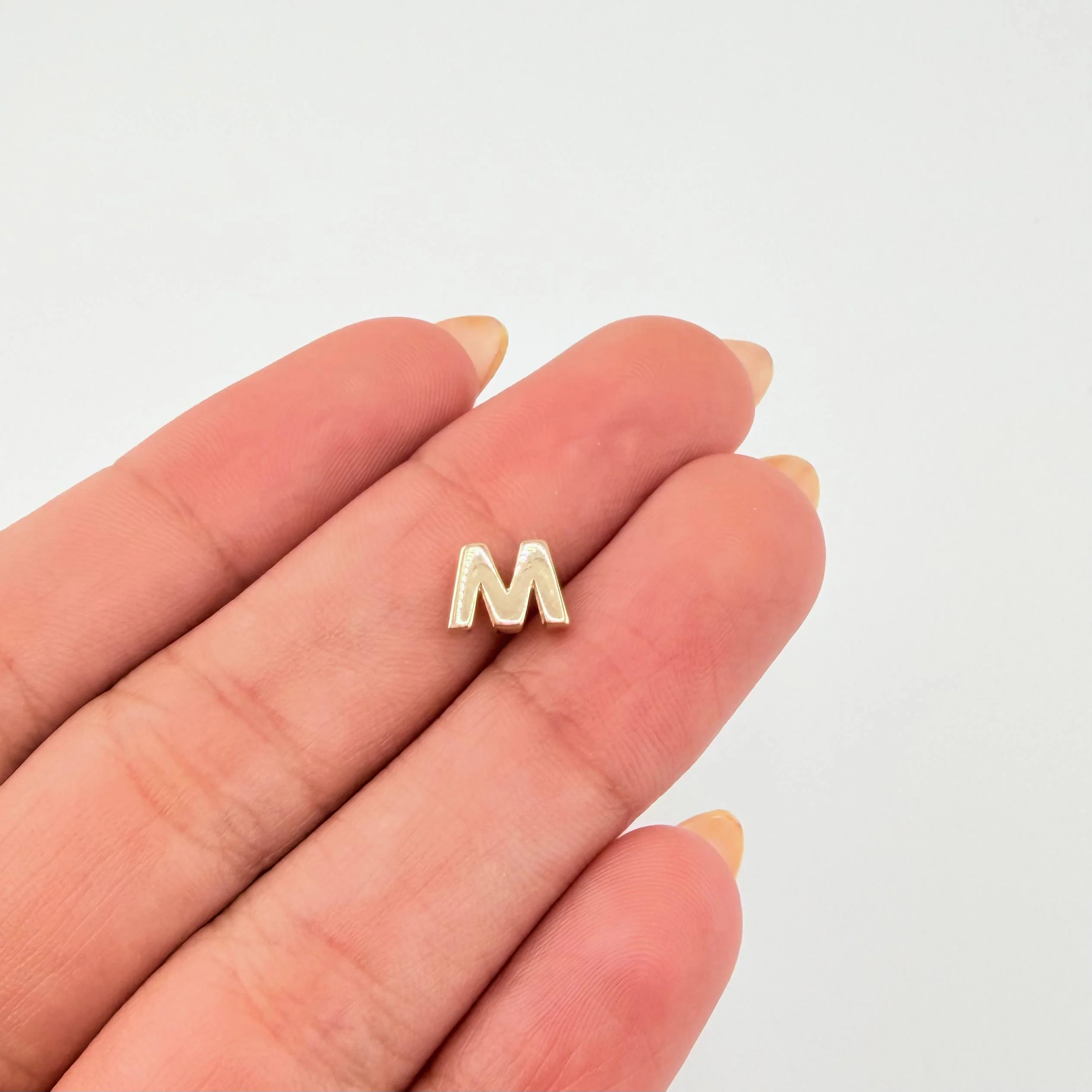 Herraje Letra M 0.4 g / 0.7 cm Oro Amarillo 18K - Image 4