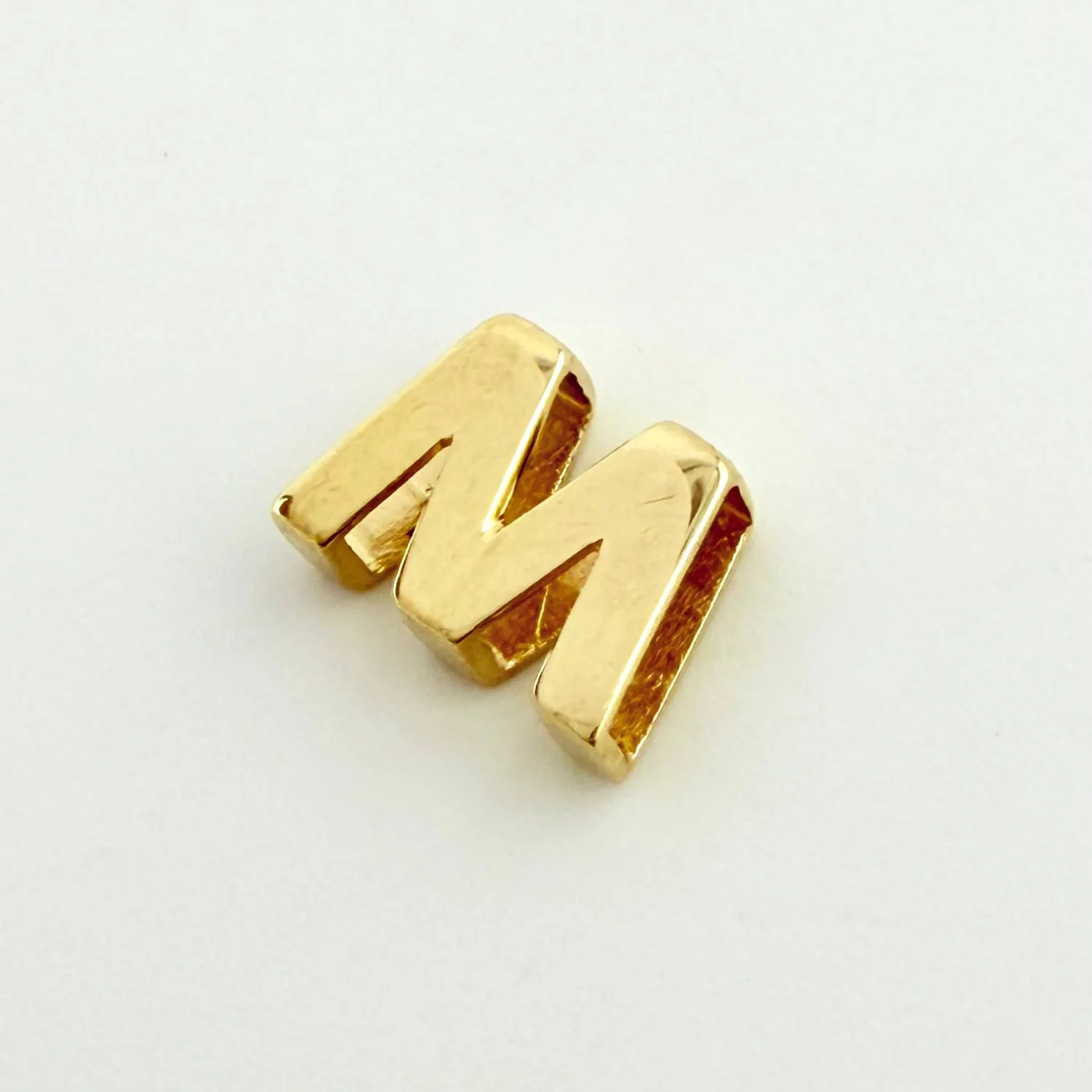 Herraje Letra M 0.4 g / 0.7 cm Oro Amarillo 18K - Image 3