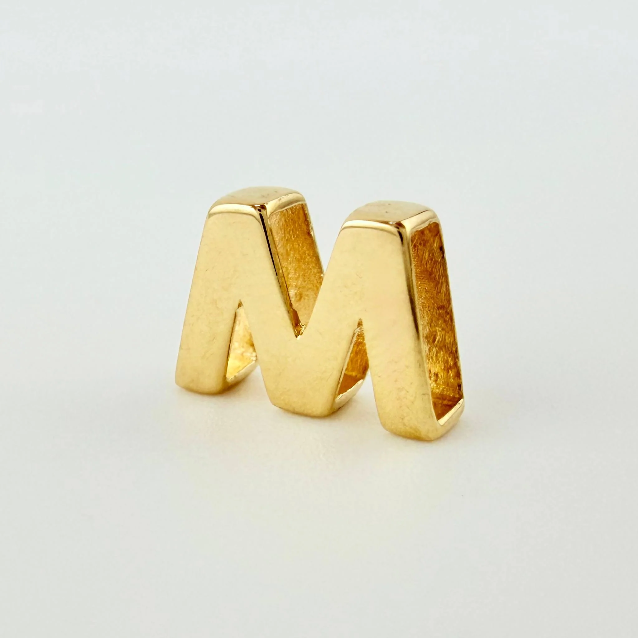Herraje Letra M 0.45 g / 0.7 cm Oro Amarillo 18K - Image 2