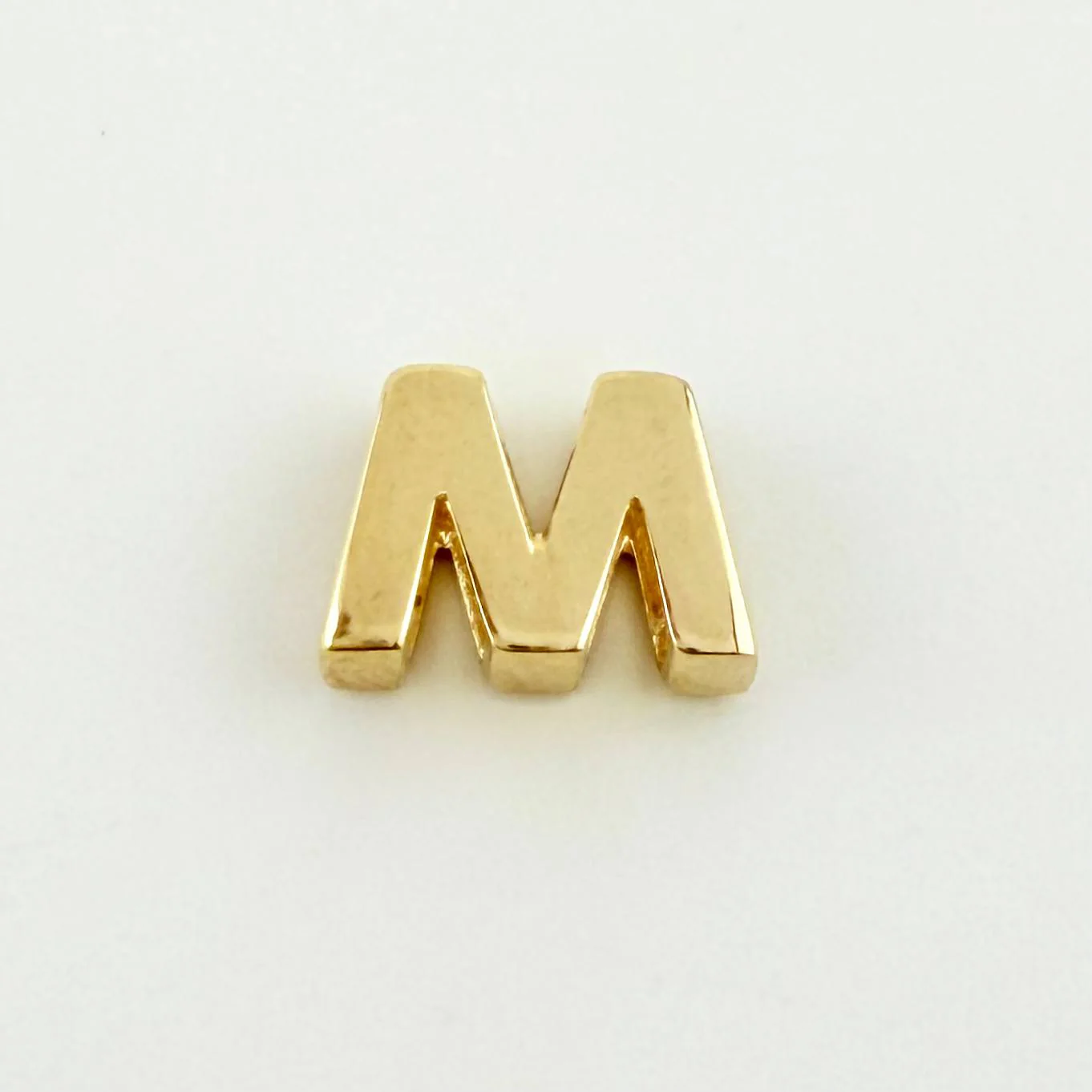 Herraje Letra M 0.45 g / 0.7 cm Oro Amarillo 18K