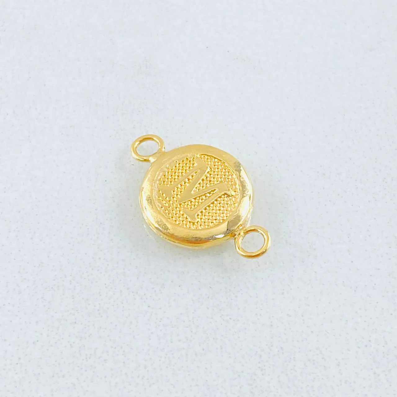 Herraje Letra M 0.45 g / 1.5 cm Oro Amarillo 18K - Image 2
