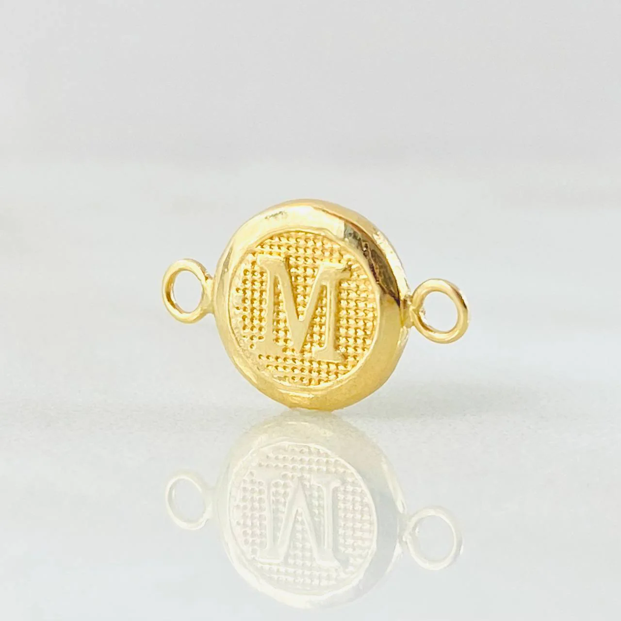 Herraje Letra M 0.45 g / 1.5 cm Oro Amarillo 18K - Image 4