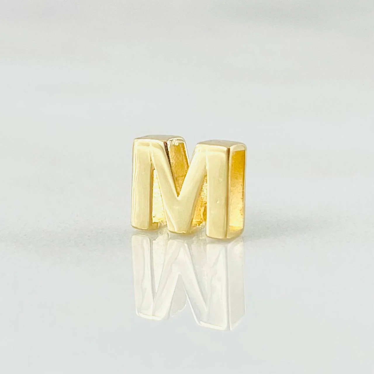 Herraje Letra M 0.45gr / 0.5cm / Oro Amarillo 18K Ā©