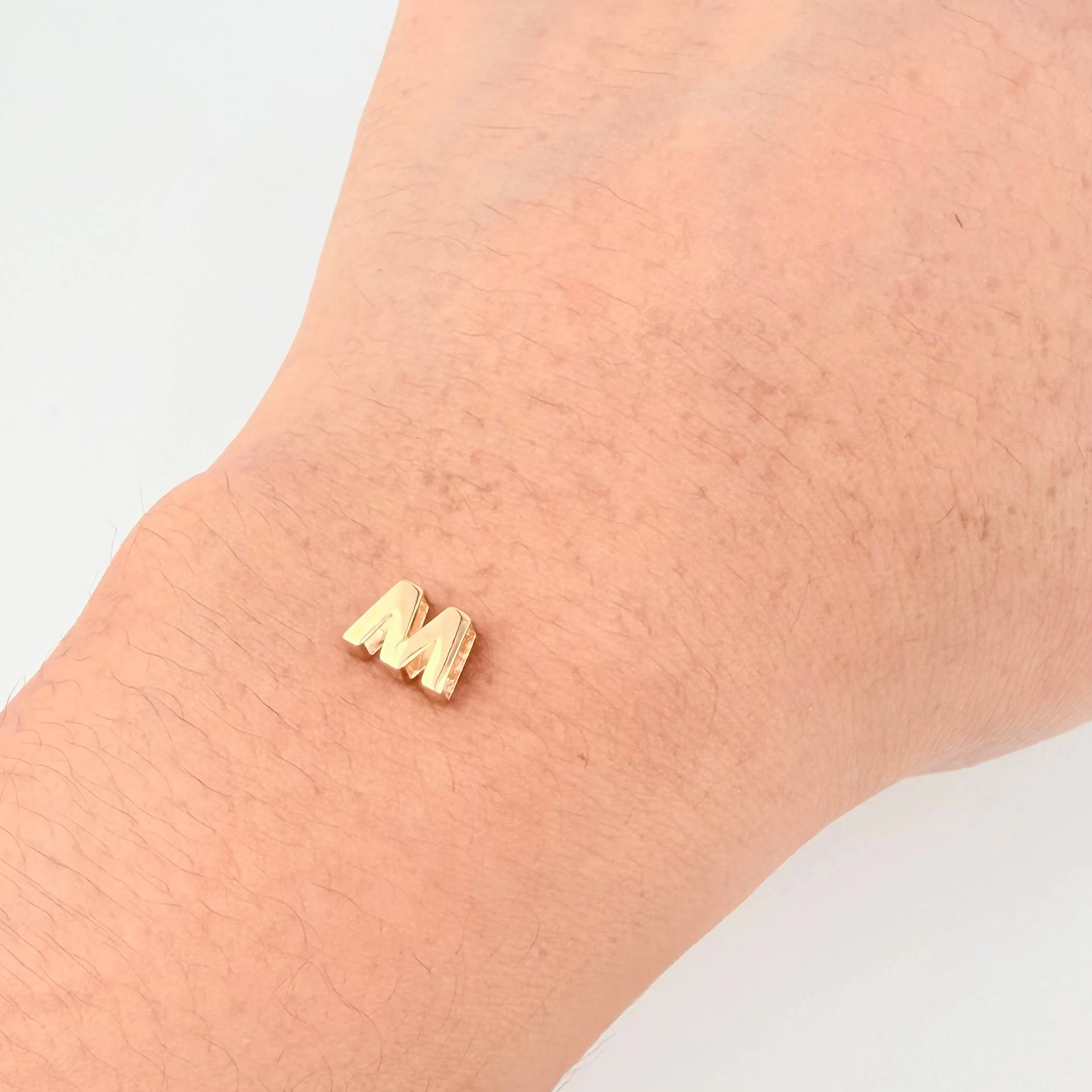 Herraje Letra M 0.5 g / 0.7 cm Oro Amarillo 18K - Image 5