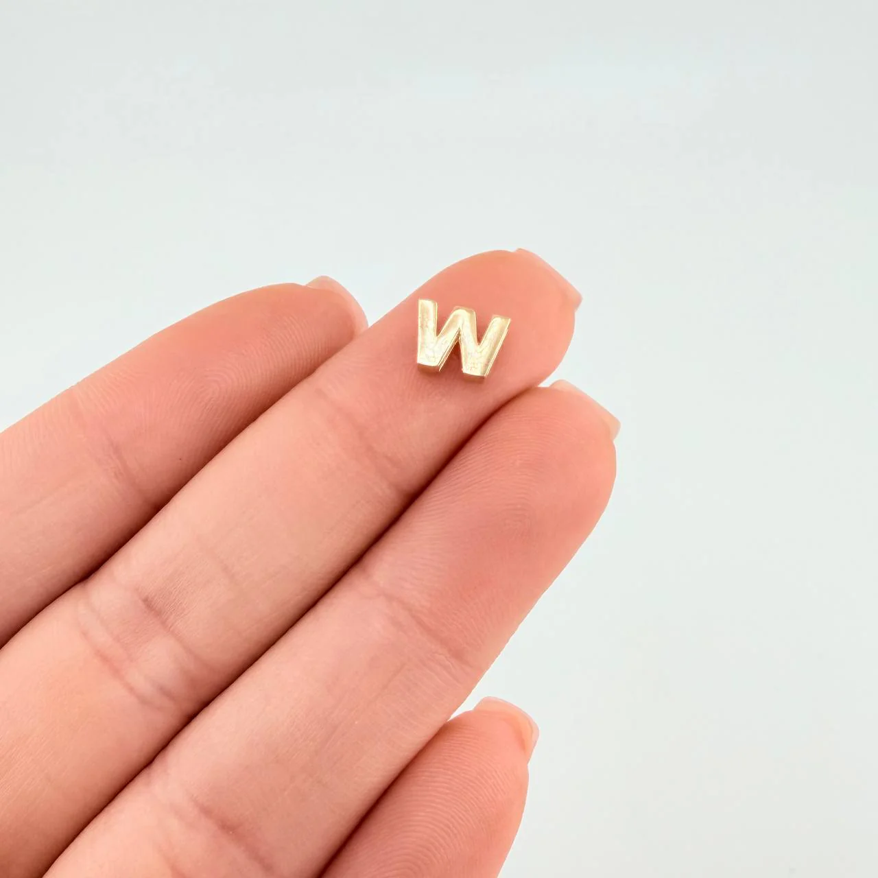 Herraje Letra W 0.45 g / 0.8 cm Oro Amarillo 18K - Image 3