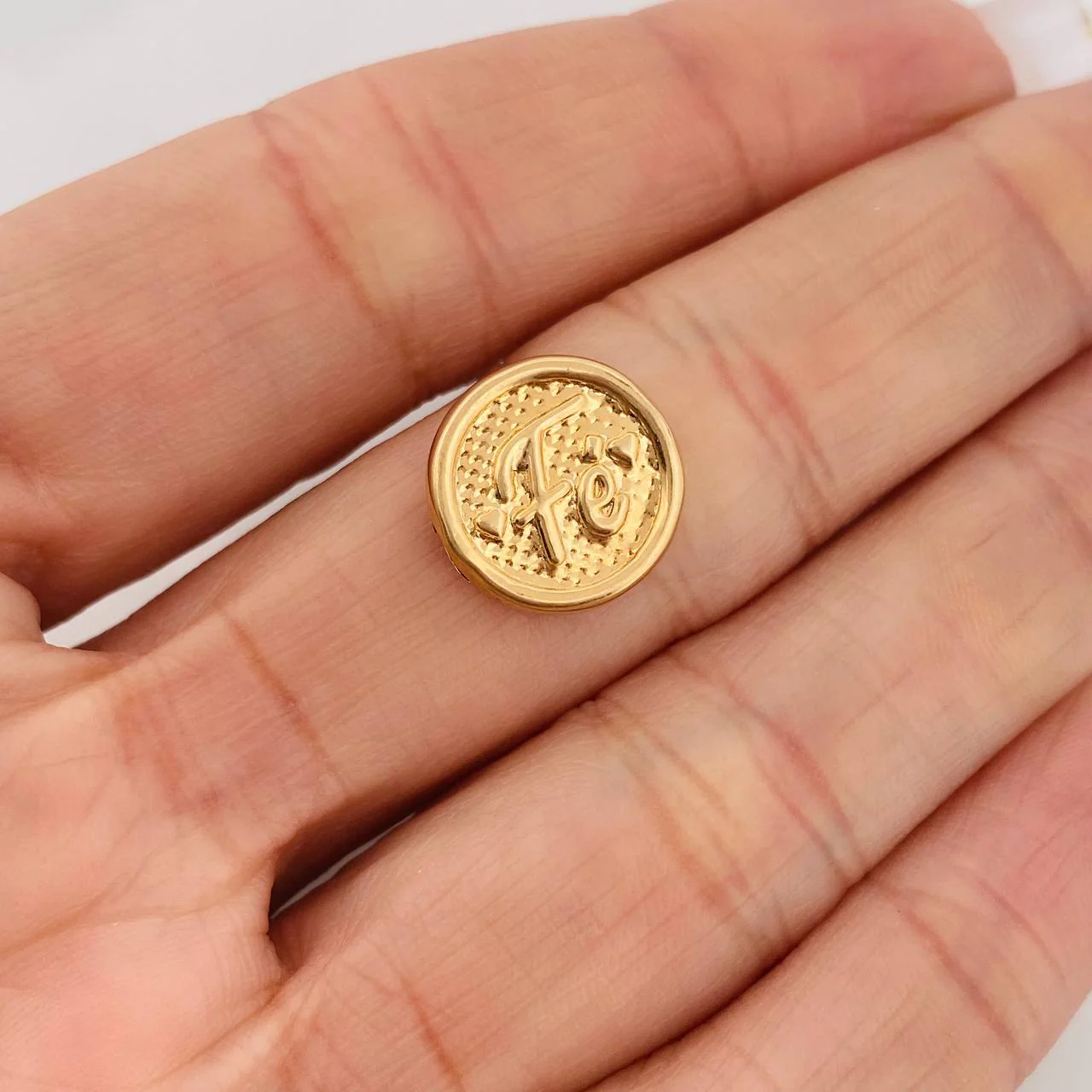 Herraje Medalla Fe 0.85gr / 1.3cm / Oro Amarillo 18K - Image 4