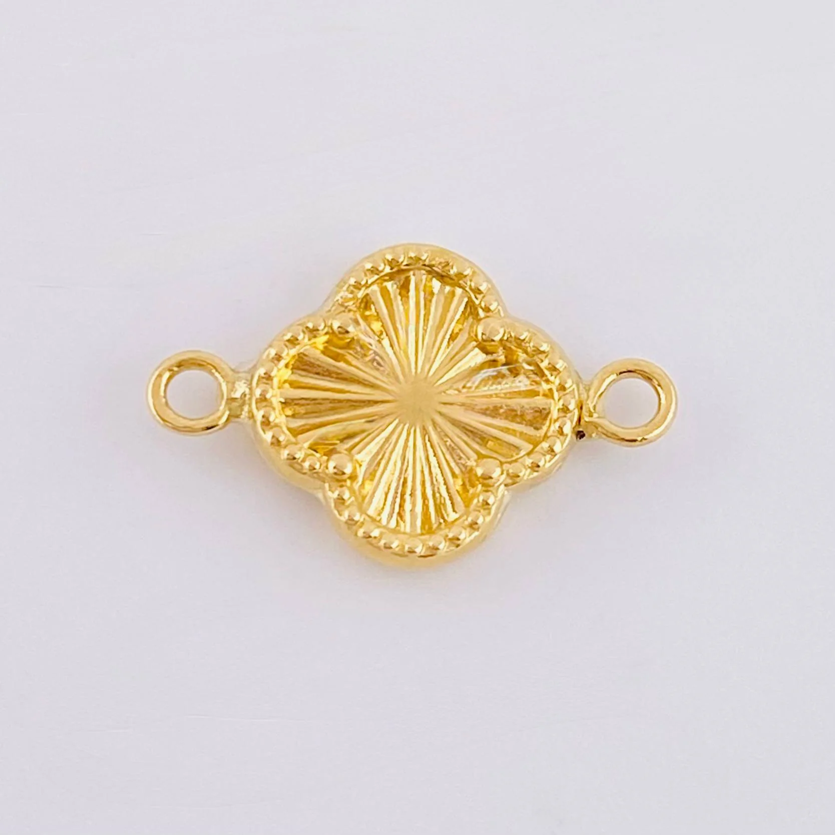 Herraje Trebol Dorado 0.55gr / 1.5cm / Oro Amarillo 18K ©