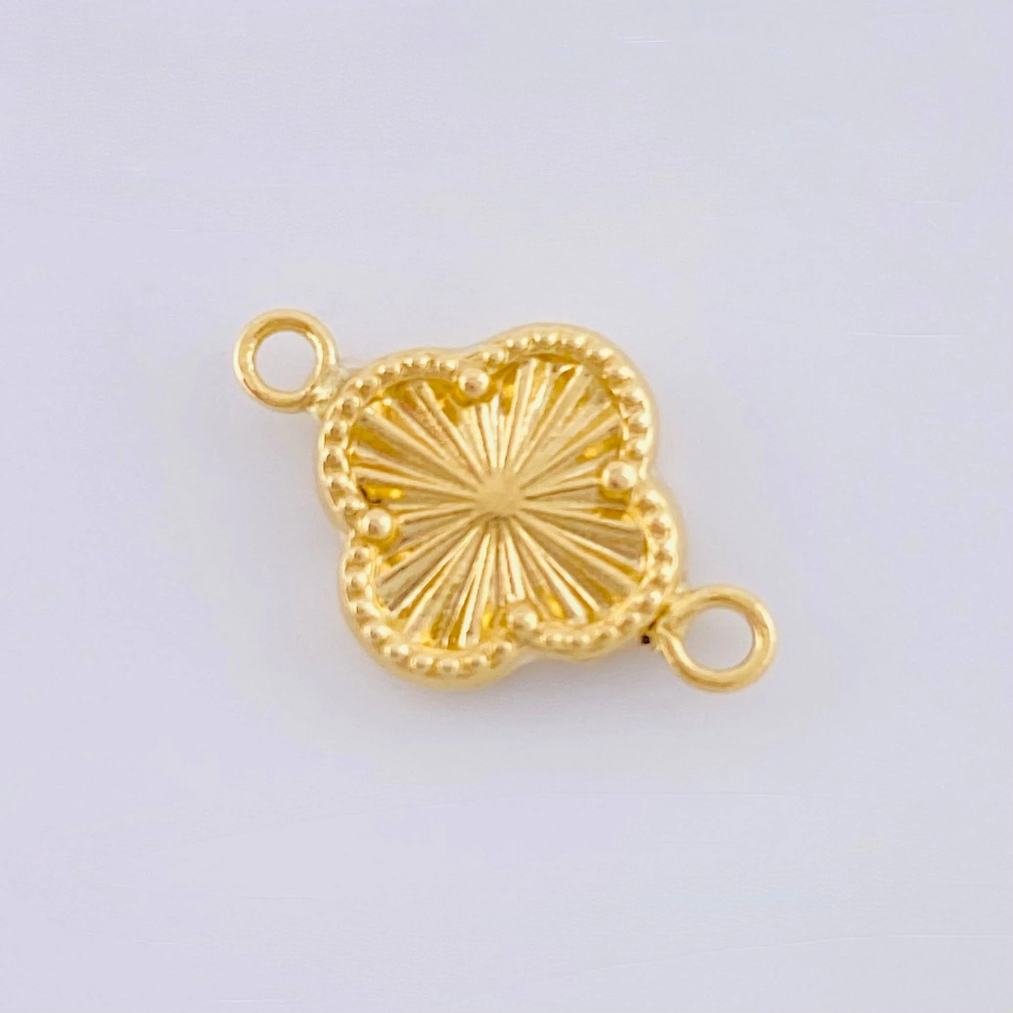 Herraje Trebol Dorado 0.55gr / 1.5cm / Oro Amarillo 18K © - Image 2
