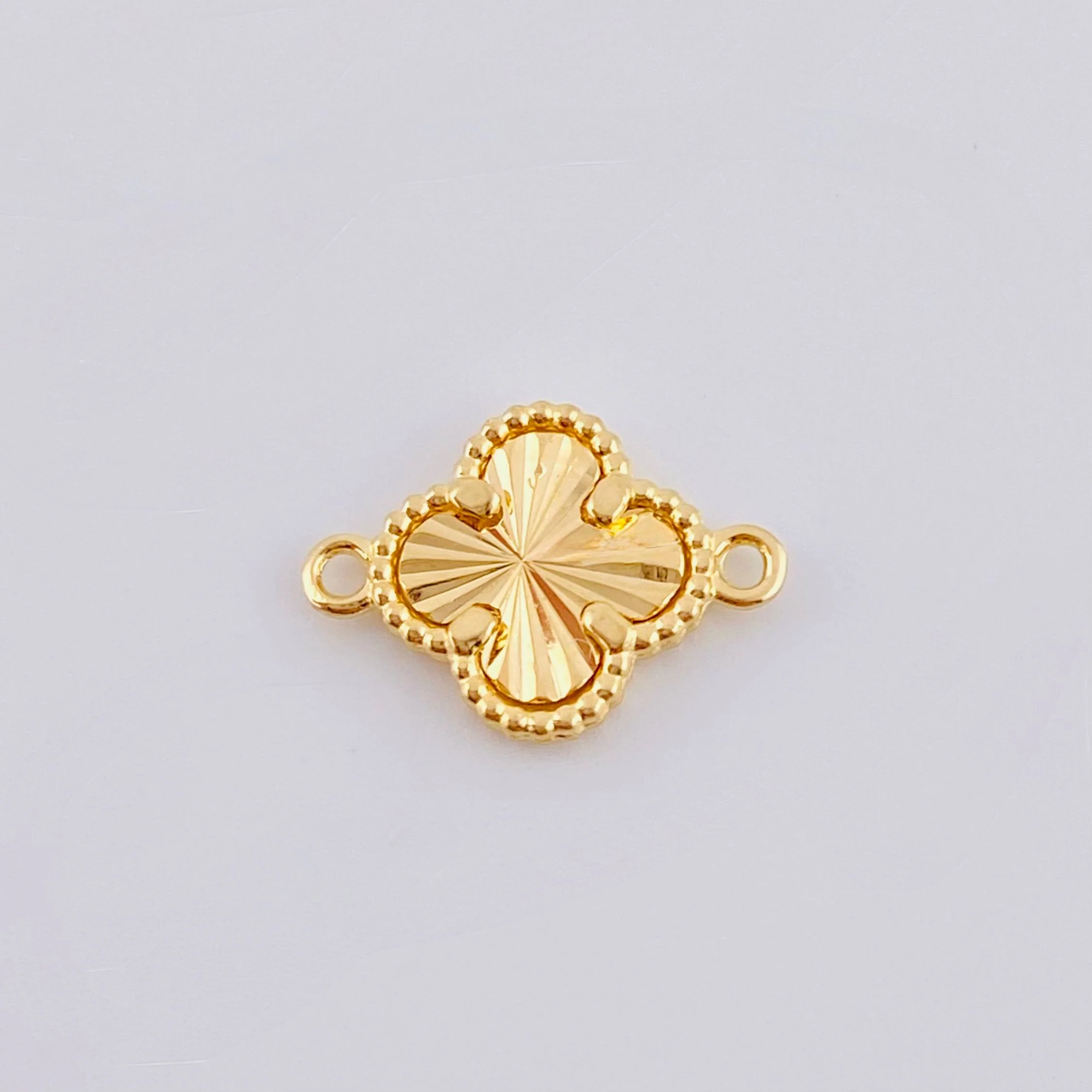 Herraje Trebol Dorado 0.7gr / 1.5cm / Oro Amarillo 18K