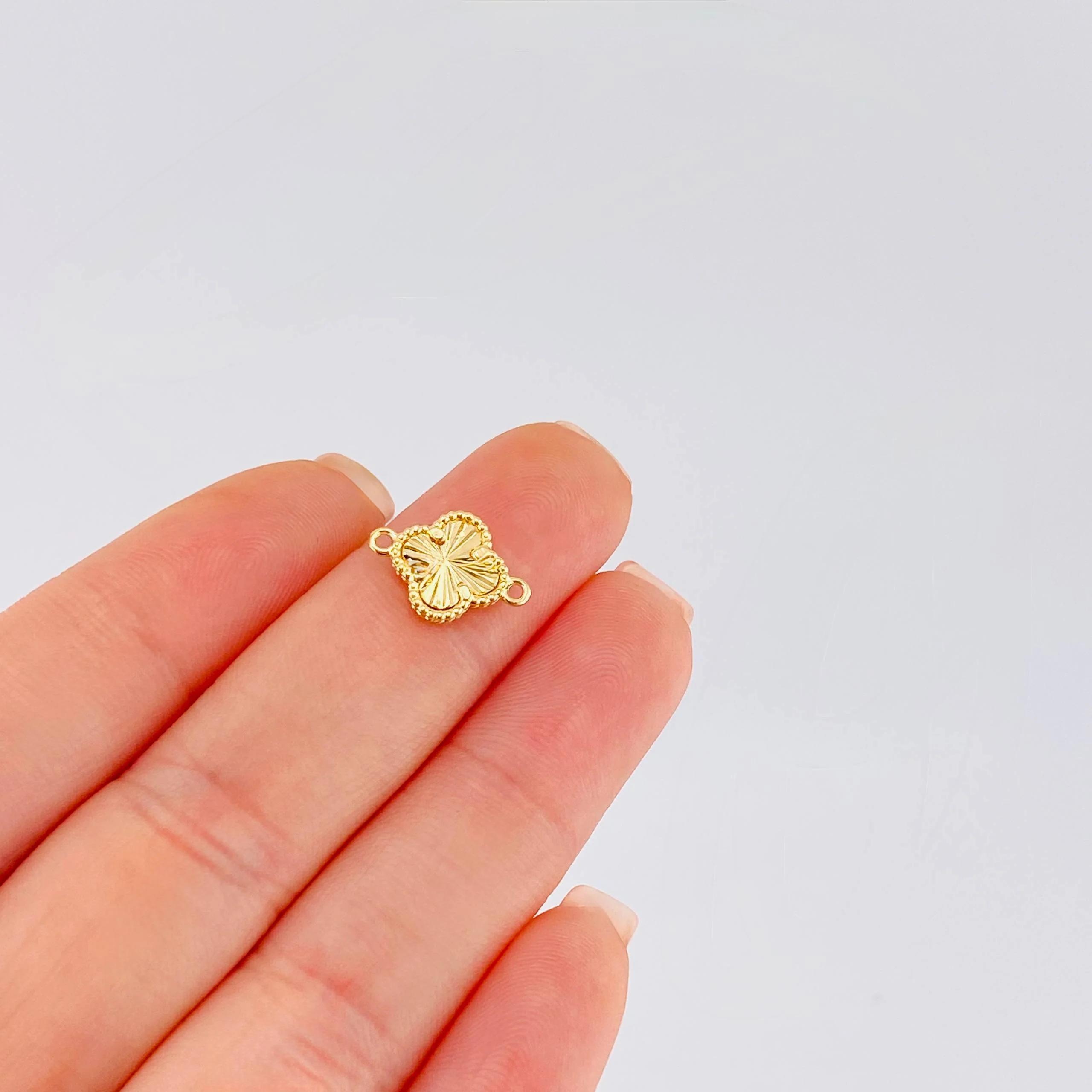 Herraje Trebol Dorado 0.7gr / 1.5cm / Oro Amarillo 18K - Image 3