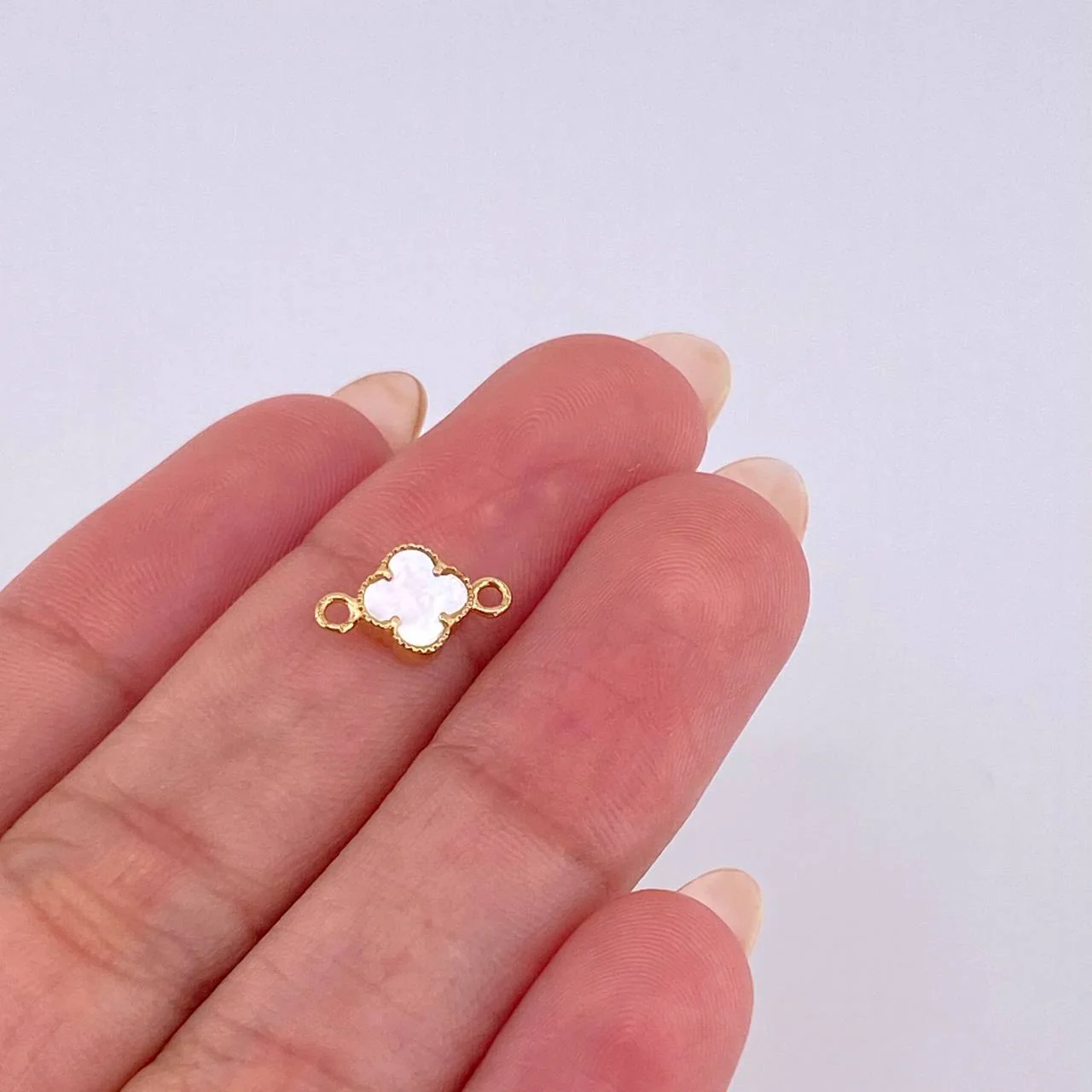 Herraje Trebol Nacar Blanco 0.5 g / 1.1 cm Oro Amarillo 18K - Image 3