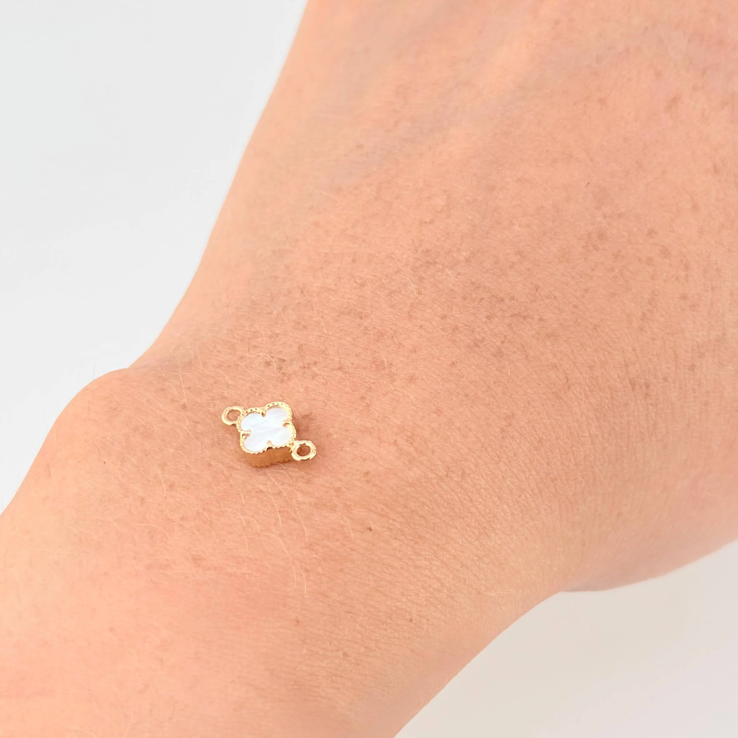Herraje Trebol Nacar Blanco 0.5 g / 1.1 cm Oro Amarillo 18K - Image 4