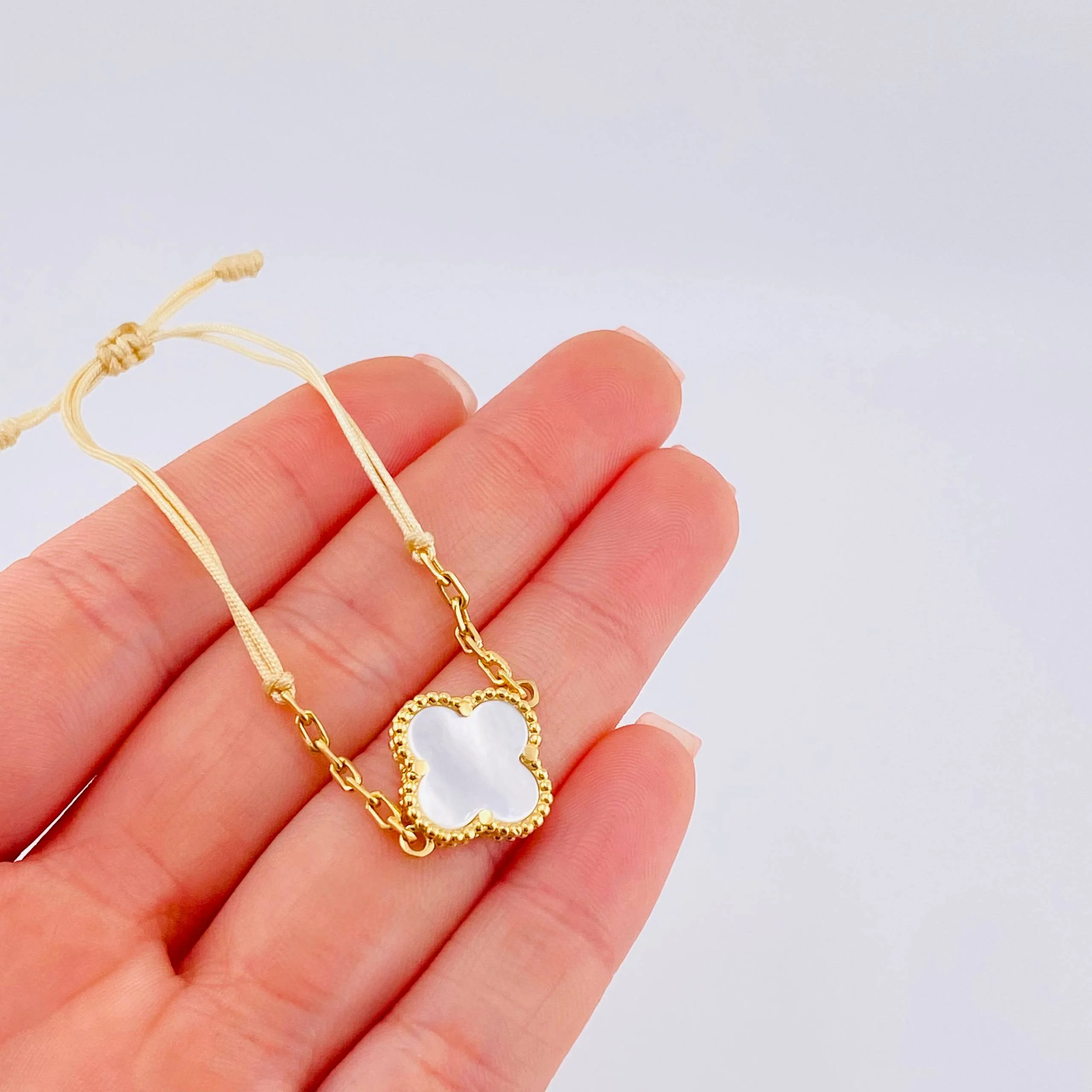 Pulsera Beige Trebol Blanco Cajón 3gr / Oro Amarillo 18K - Image 3