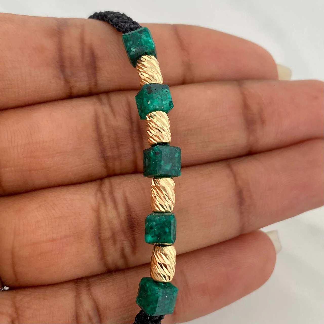 Pulsera Negra Morralla Cubica 5mm Cilindros 4 und Oro Amarillo 18K - Image 4