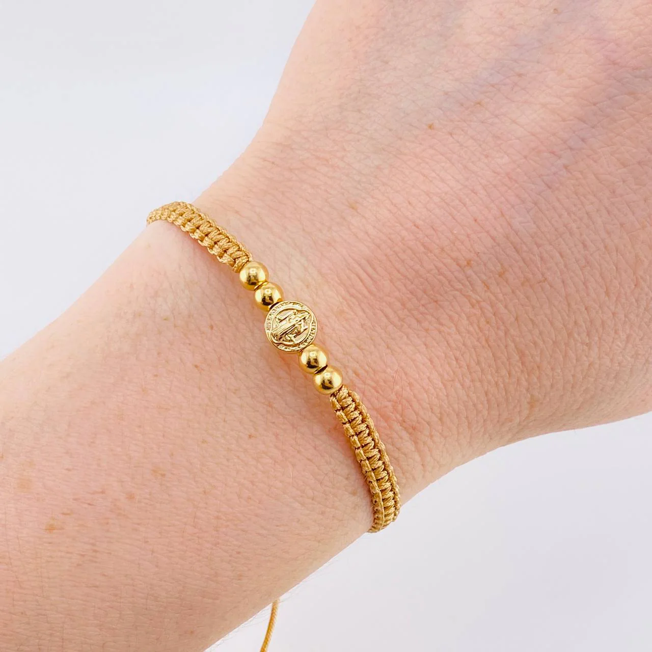 Pulsera Tejida Cafe Herraje San Benito Bolas Lisas 4Mm / 4 Und Oro Amarillo 18K - Image 4