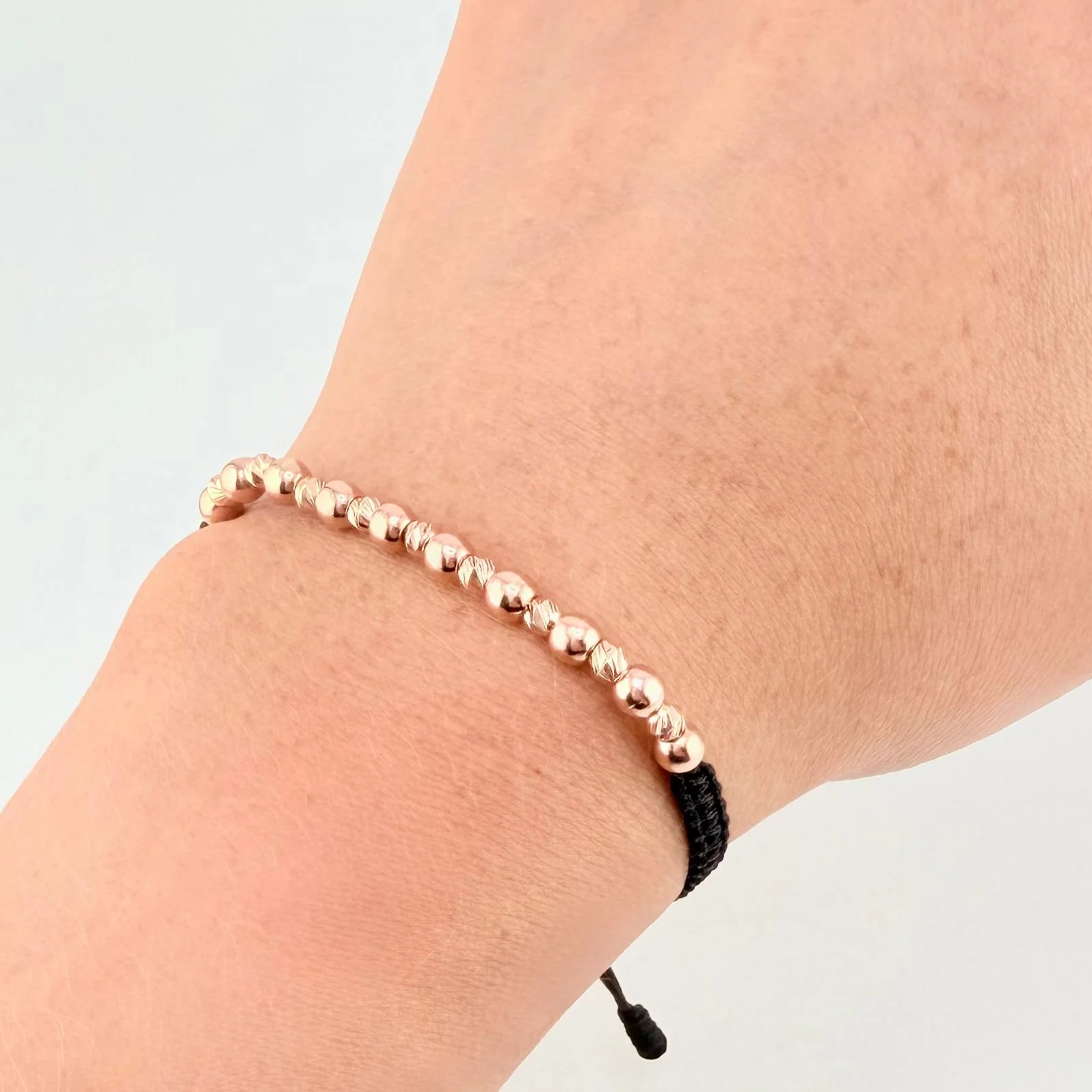 Pulsera Tejida Negra Bolas Diamantadas 10 Und- 4Mm/ Lisas 9 Und- 3Mm Oro Rosa 18K - Image 4