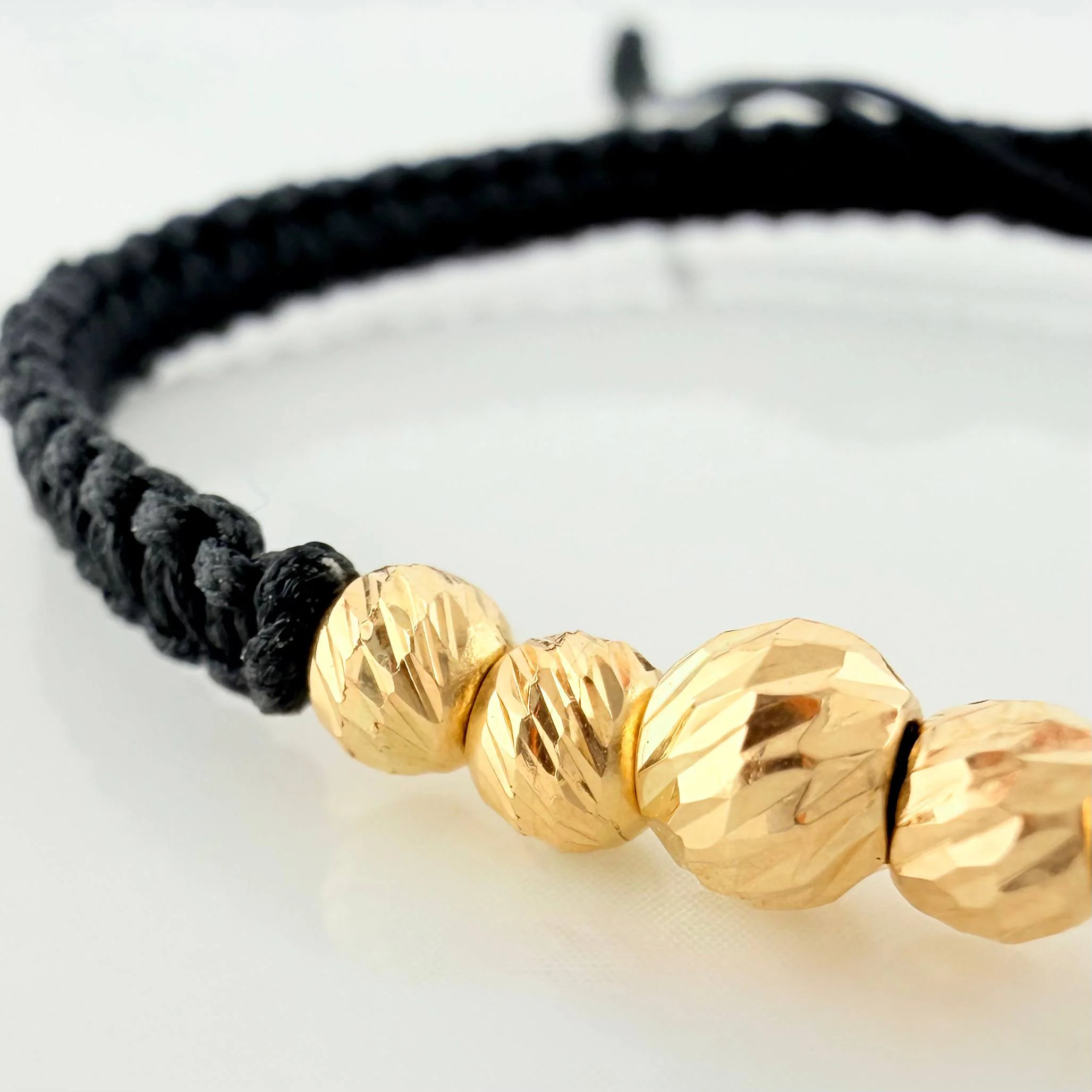 Pulsera Tejida Negra Bolas Diamantadas Oro Amarillo 18K - Image 4