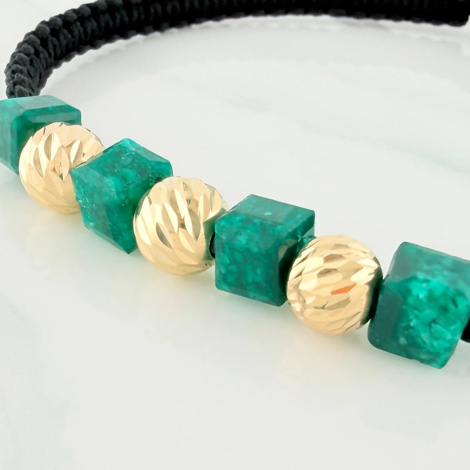 Pulsera Tejida Negra Morralla Esmeralda Cubica 4Und Bolas 3Und Oro Amarillo 18K - Image 4