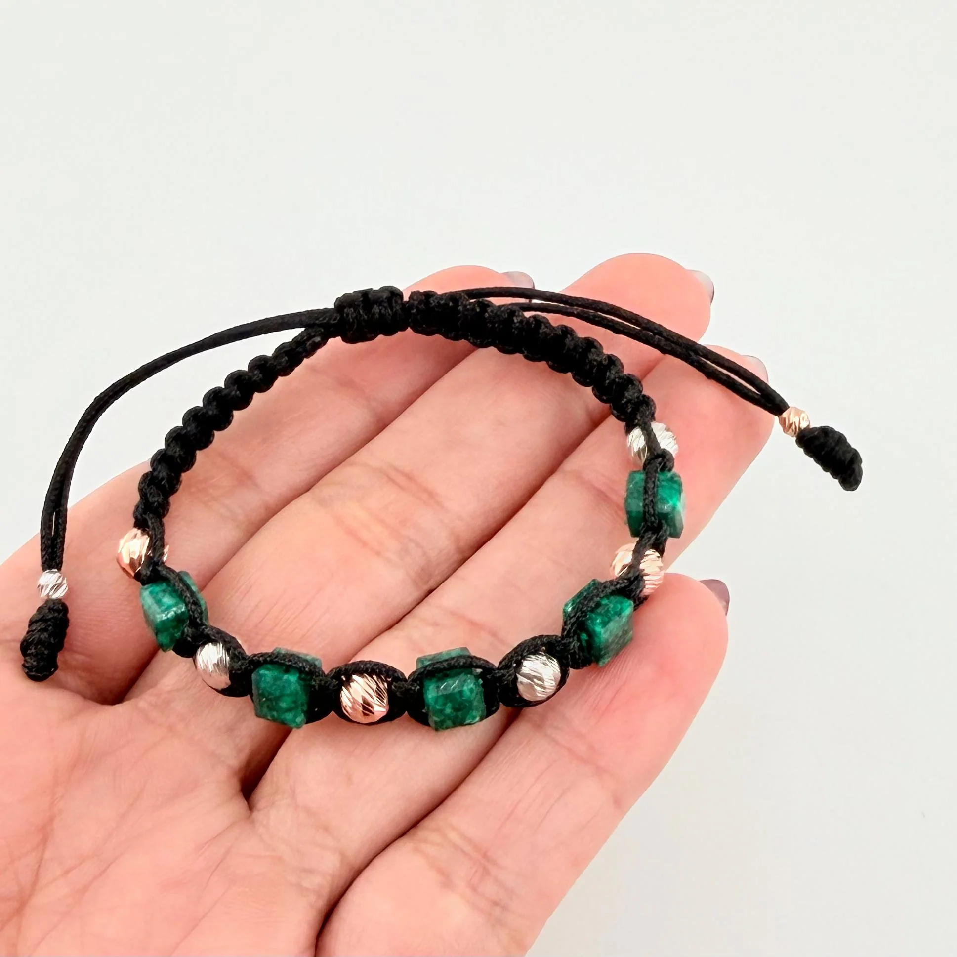 Pulsera Tejida Negra Morralla Esmeralda Cubica 5Und Bolas 8Und Tres Oros 18K - Image 3
