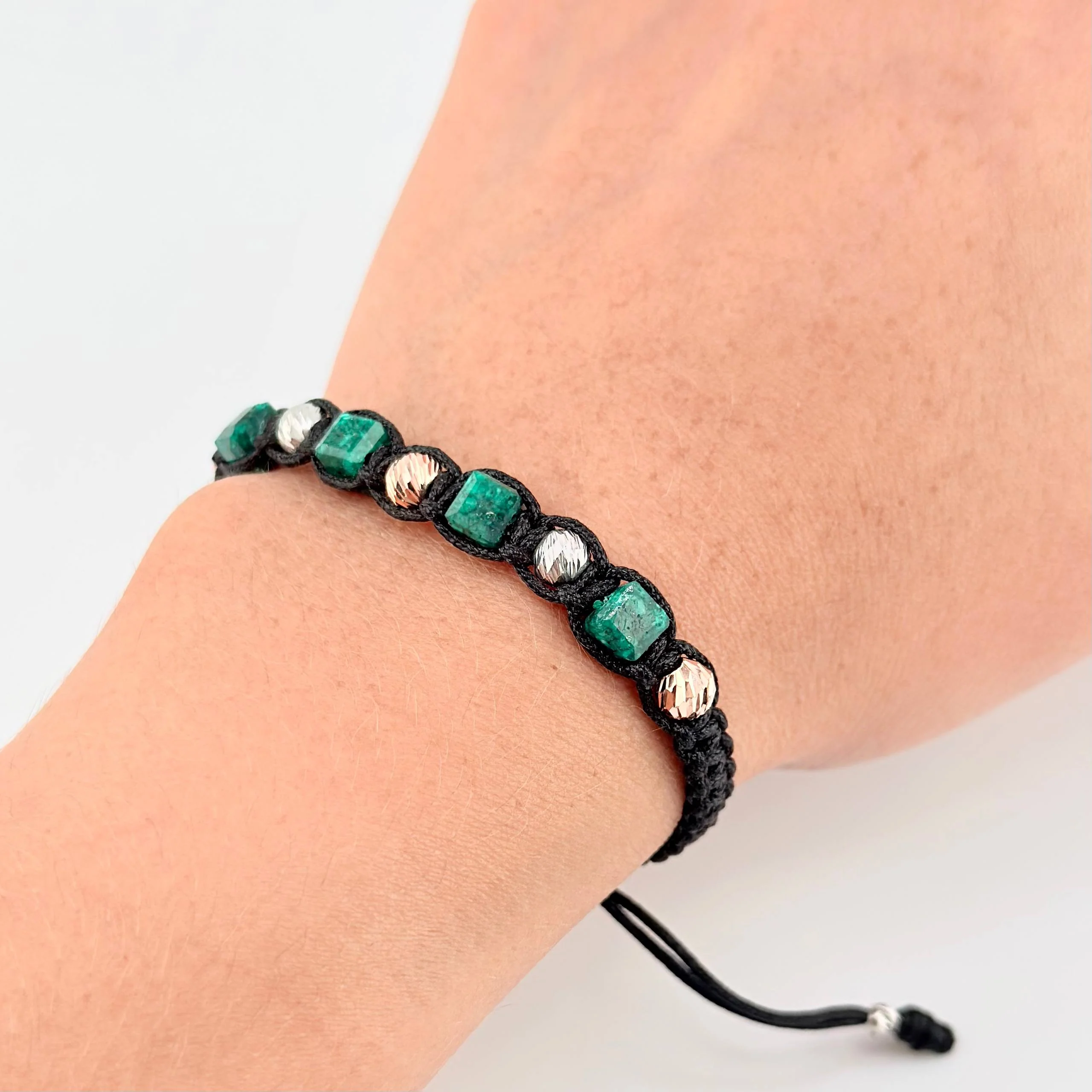 Pulsera Tejida Negra Morralla Esmeralda Cubica 5Und Bolas 8Und Tres Oros 18K - Image 4