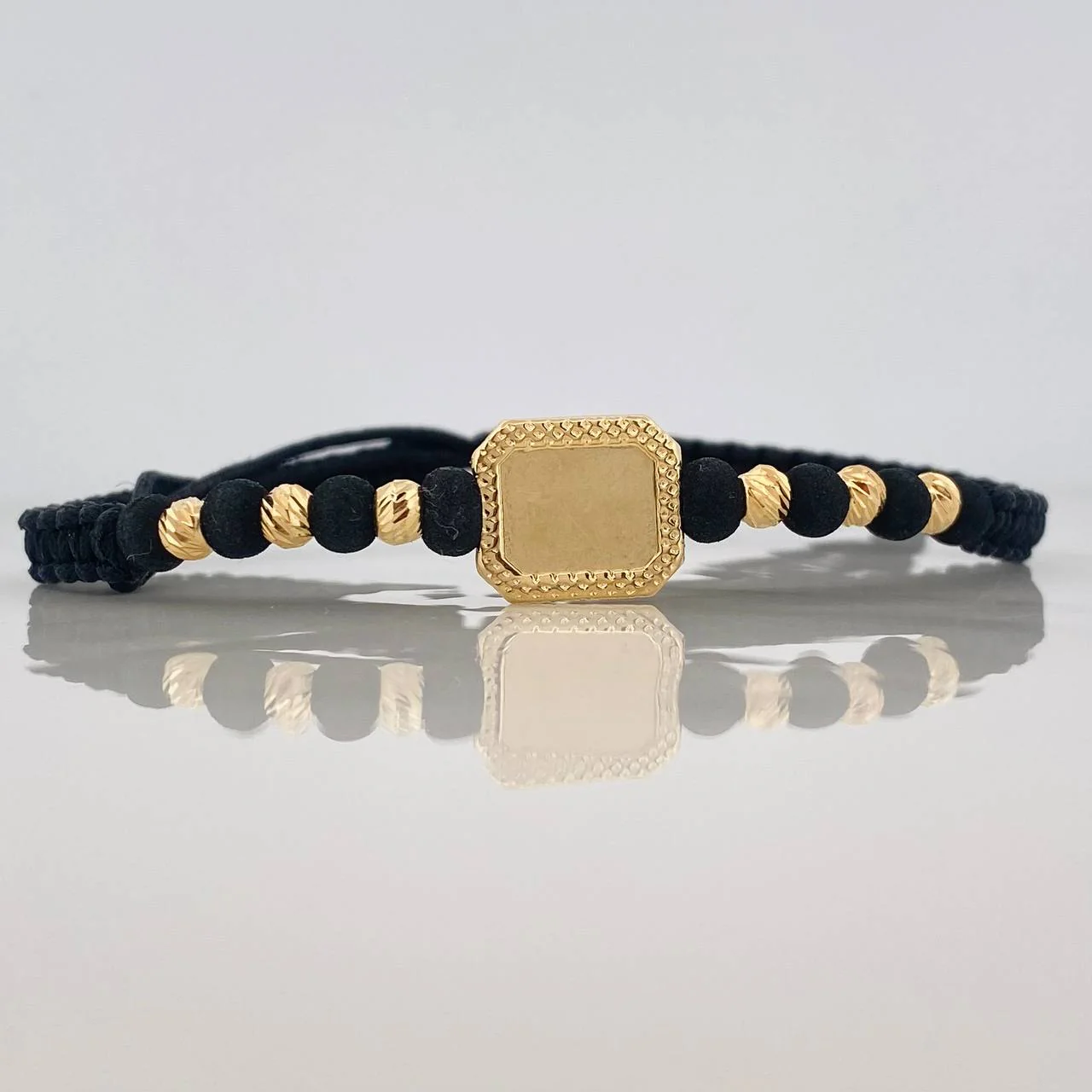 Pulsera Tejida Negra Placa Cuadrada Bolas Diamantadas Oro Amarillo 18K