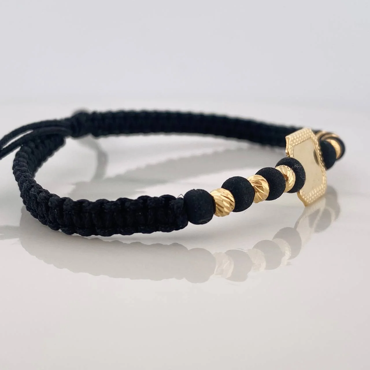 Pulsera Tejida Negra Placa Cuadrada Bolas Diamantadas Oro Amarillo 18K - Image 3