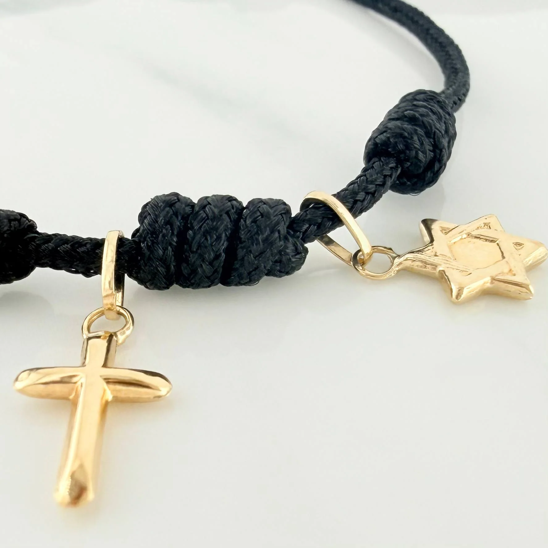 Pulsera Tejida Negra Seis Nudos Oro Amarillo 18K - Image 2