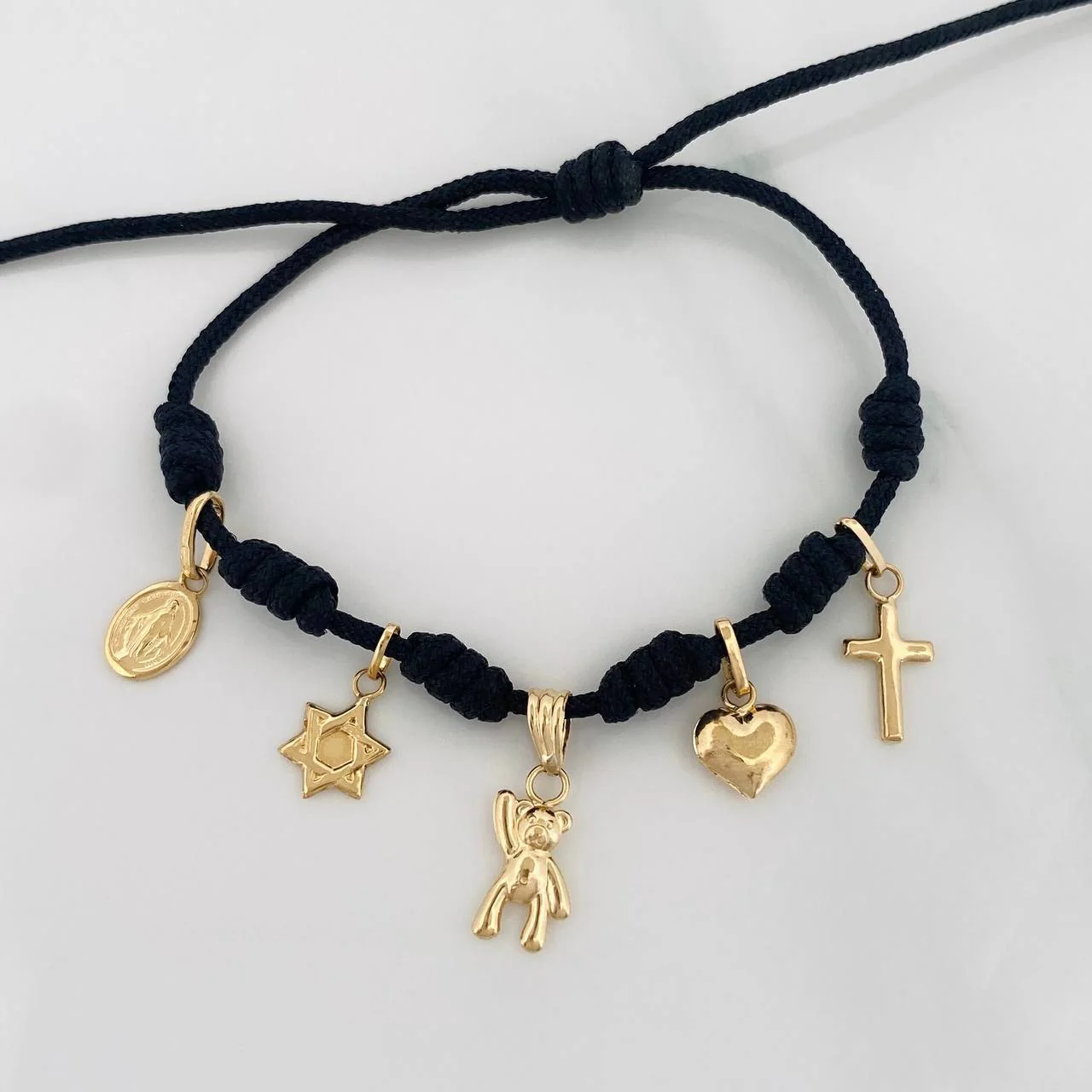 Pulsera Tejida Negra Seis Nudos Oro Amarillo 18K