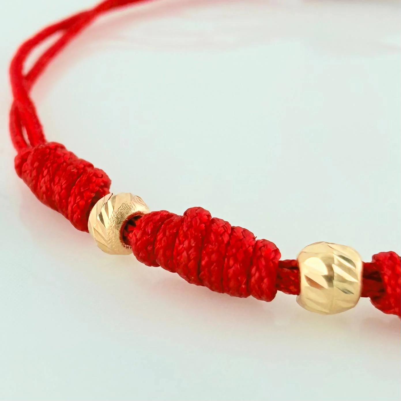 Pulsera Tejida Roja 7 Nudos 6 Bolas Diamantadas Oro Amarillo 18K - Image 4
