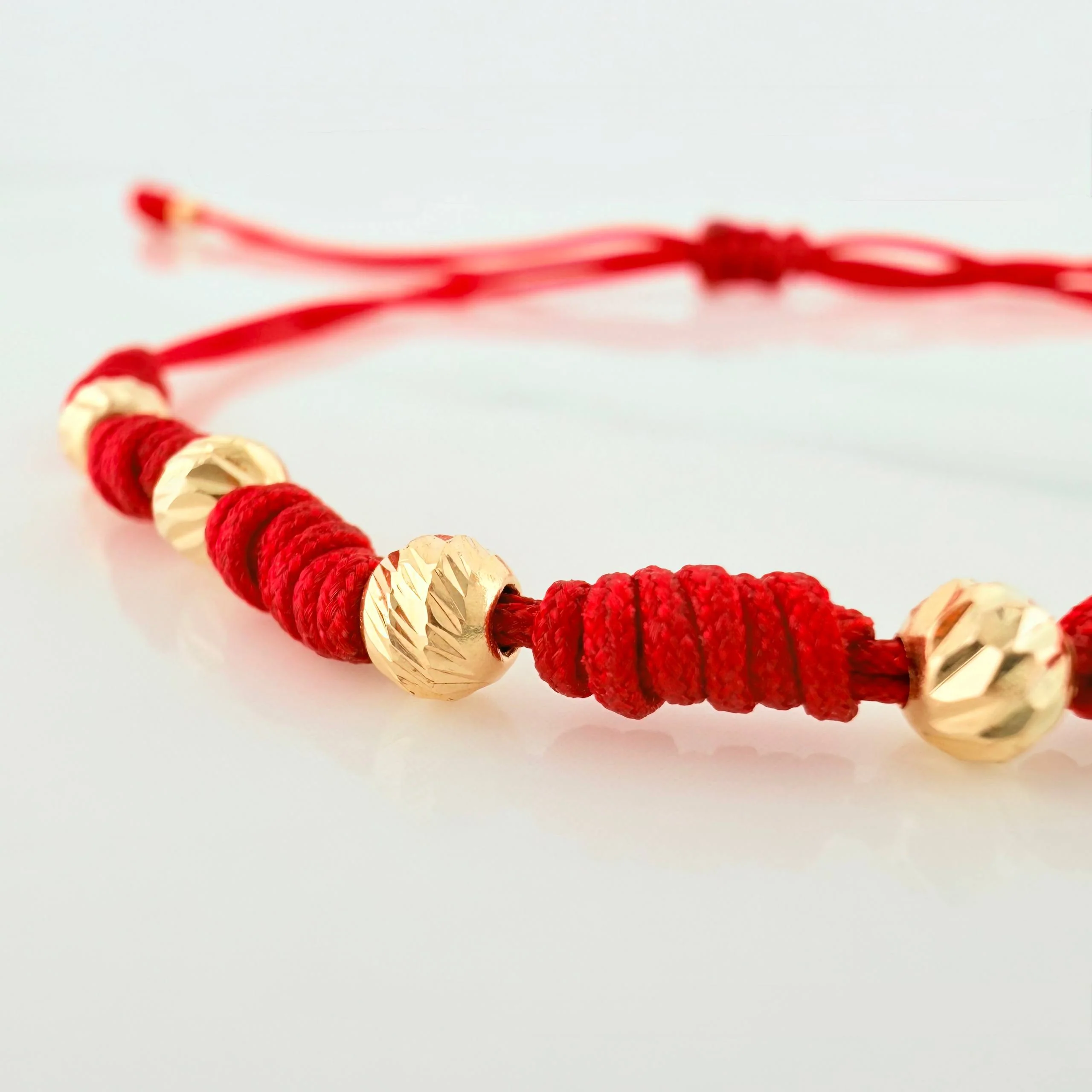 Pulsera Tejida Roja Bolas Diamantadas Oro Amarillo 18K - Image 3