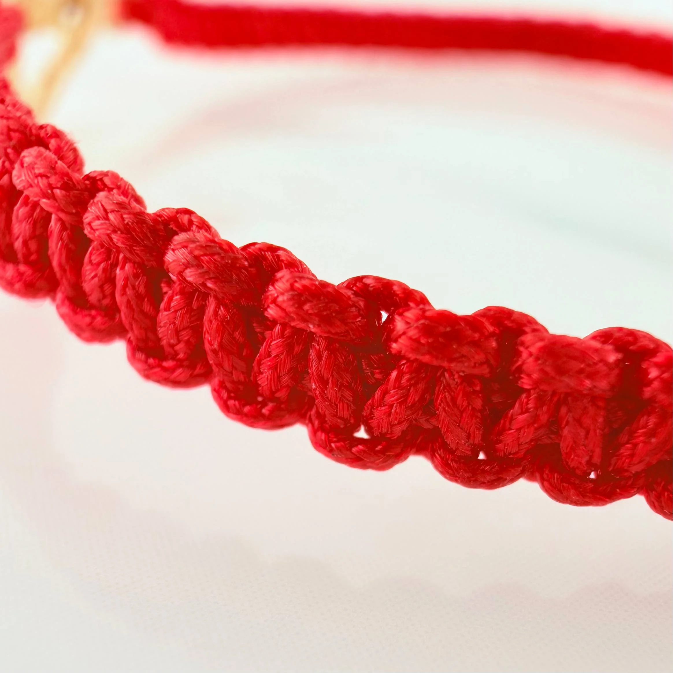 Pulsera Tejida Roja Corazón Mamá Dos Oros Amarillo 18K - Image 4