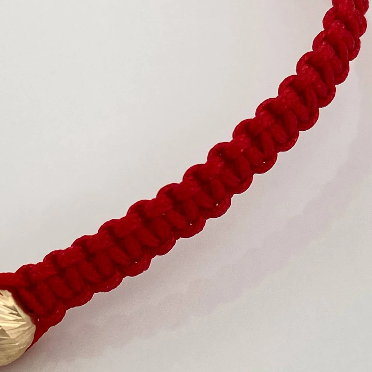 Pulsera Tejida Roja Corona 3.3gr / 6mm Tres Oros 18K - Image 3