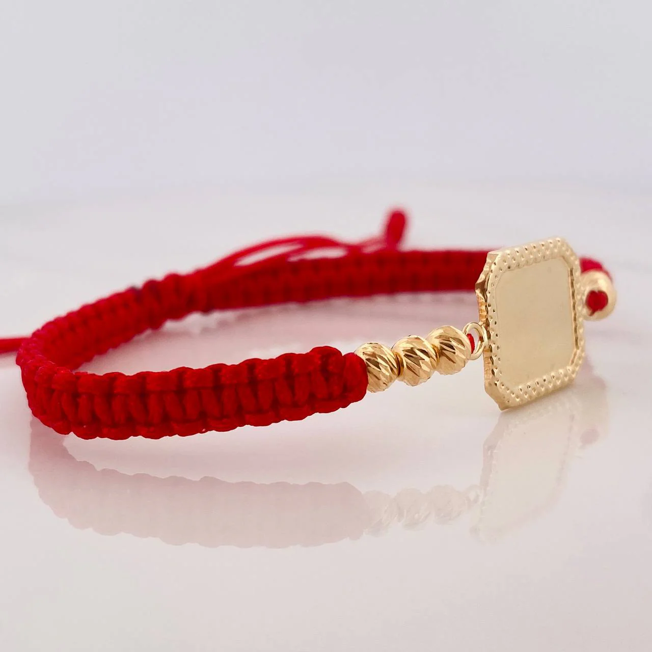 Pulsera Tejida Roja Placa Cuadrada Oro Amarillo 18K - Image 3