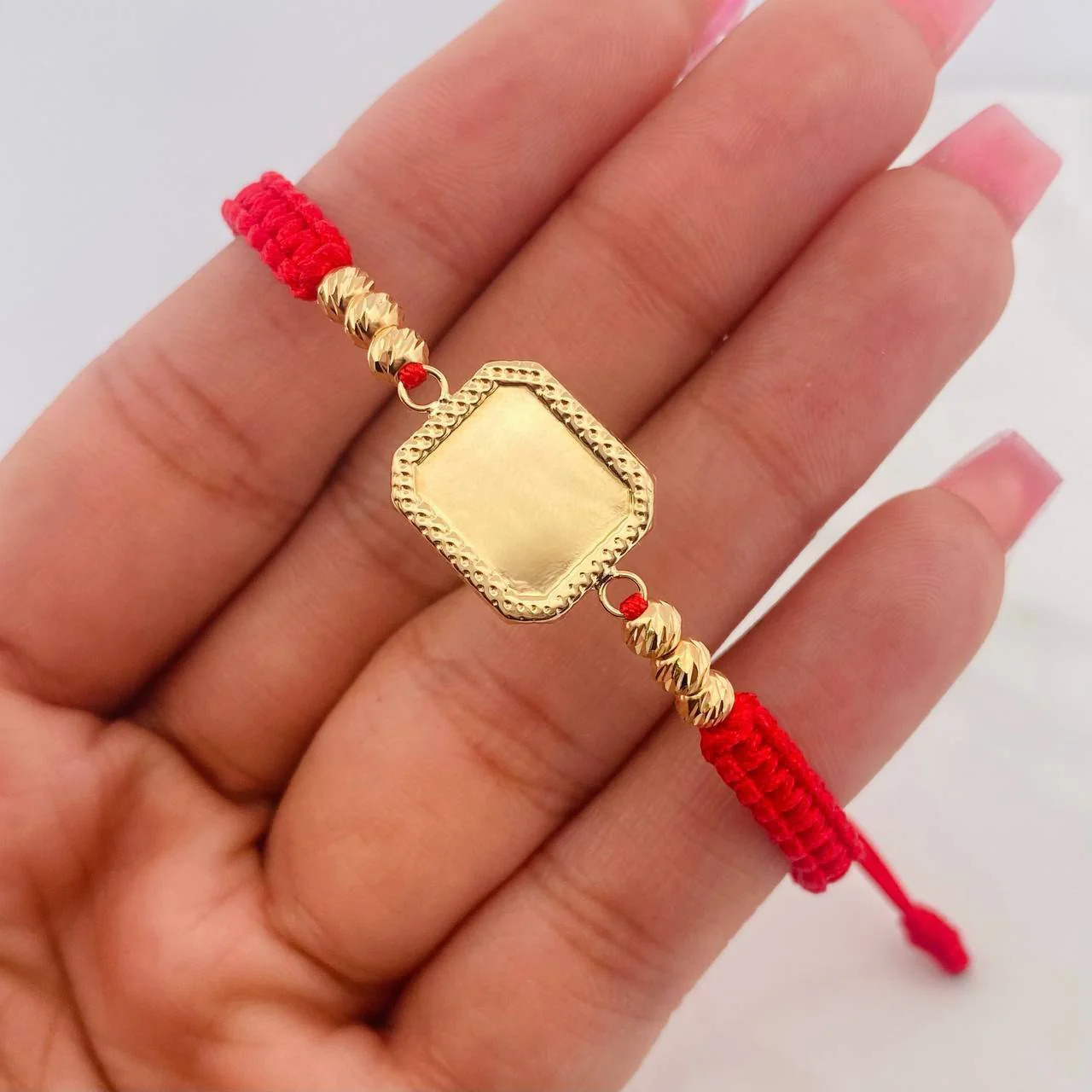 Pulsera Tejida Roja Placa Cuadrada Oro Amarillo 18K - Image 4