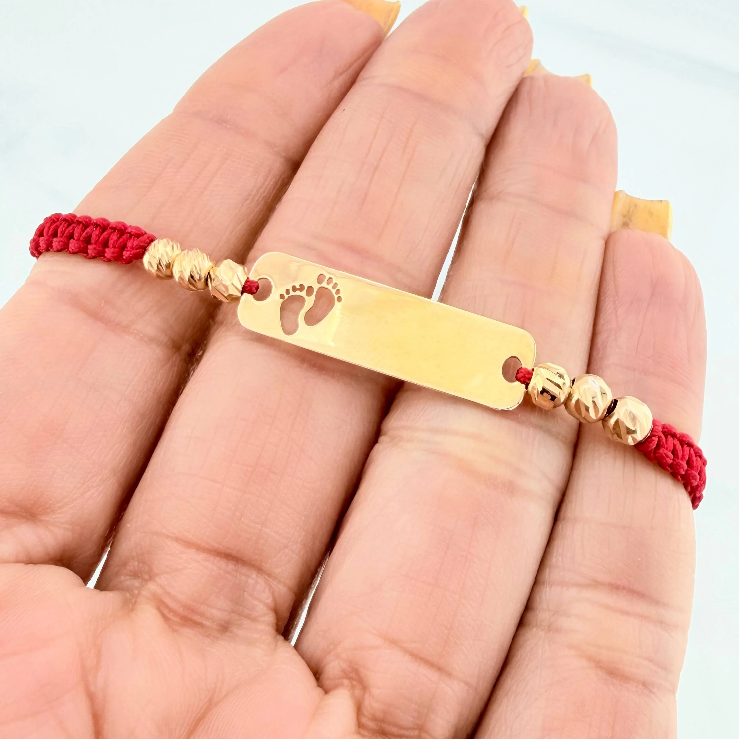 Pulsera Tejida Roja Placa Huellitas Oro Amarillo 18K - Image 4