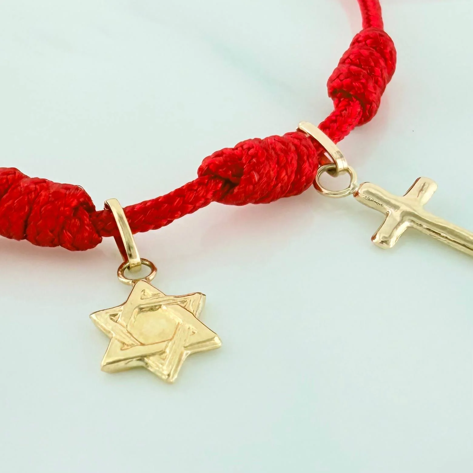 Pulsera Tejida Roja Seis Nudos Oro Amarillo 18K - Image 2