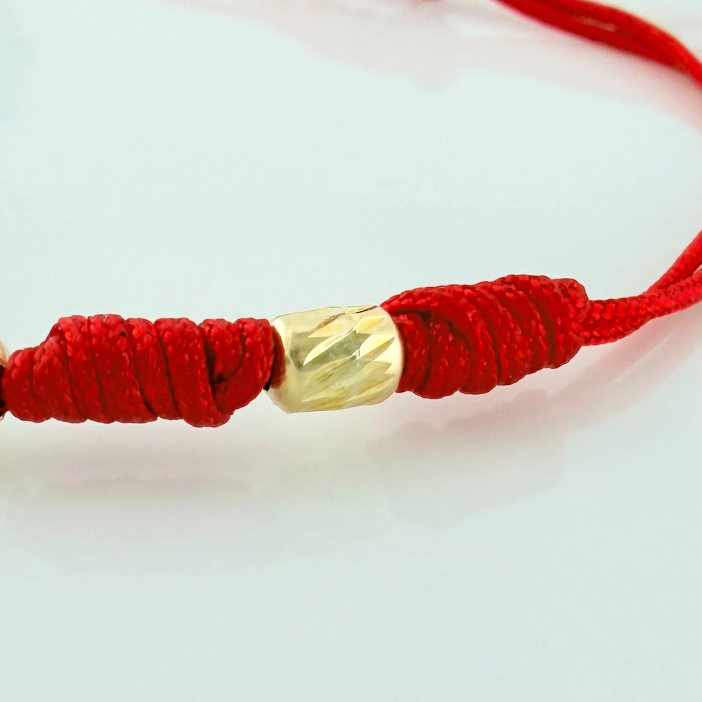 Pulsera Tejida Roja Siete Nudo Oro Amarillo 18K - Image 3