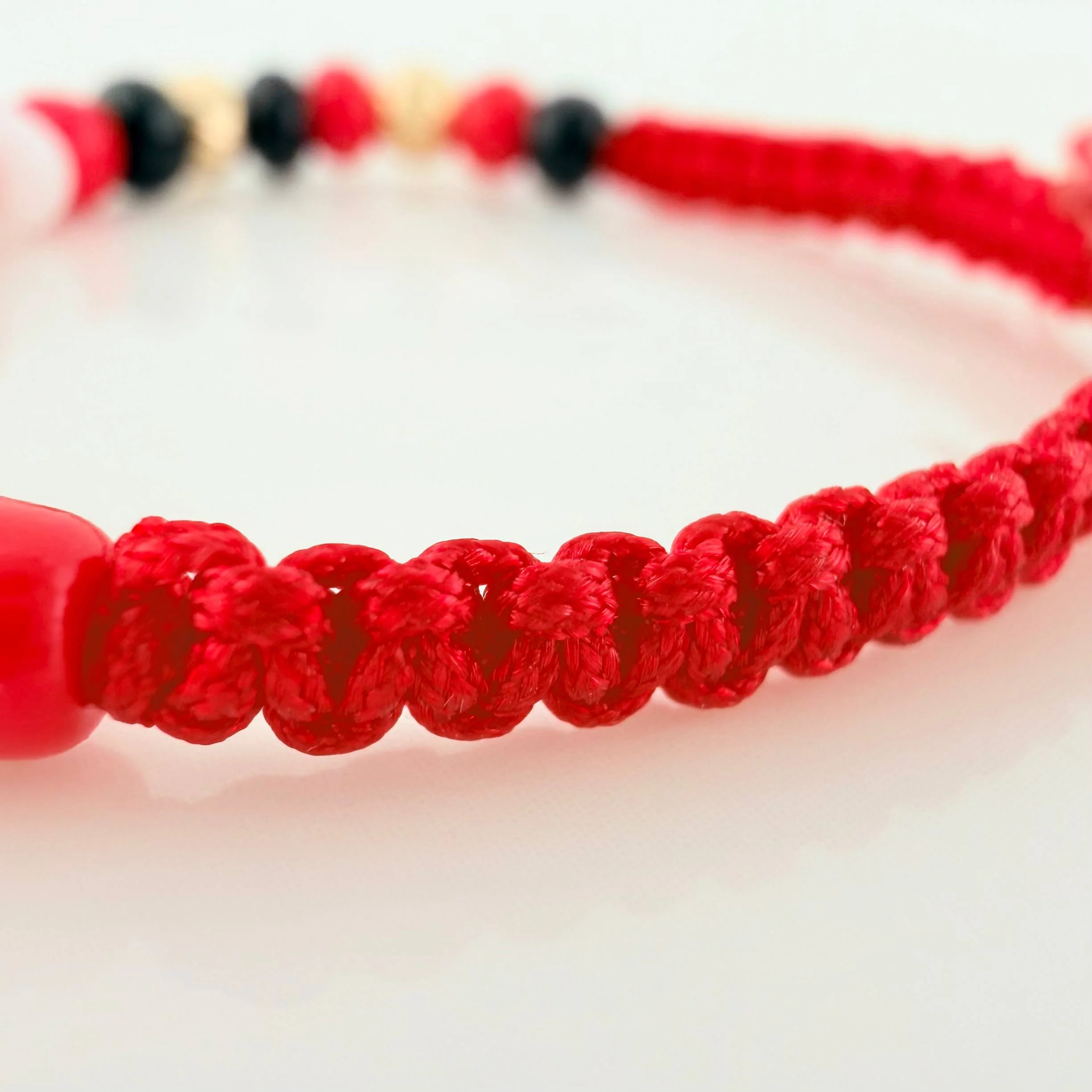 Pulsera Tejida Roja Tejida Mano Protección Oro Amarillo 18K - Image 3