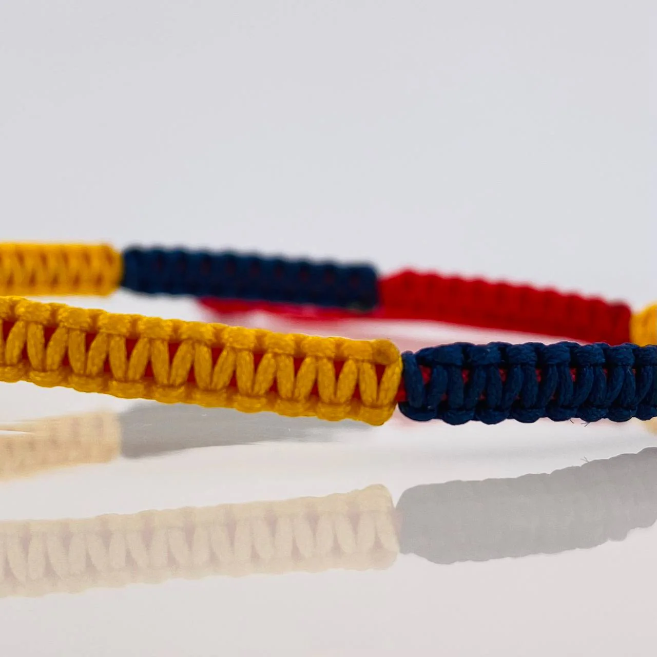 Pulsera Tejida Tricolor Herraje Balon Oro Amarillo 18K - Image 3