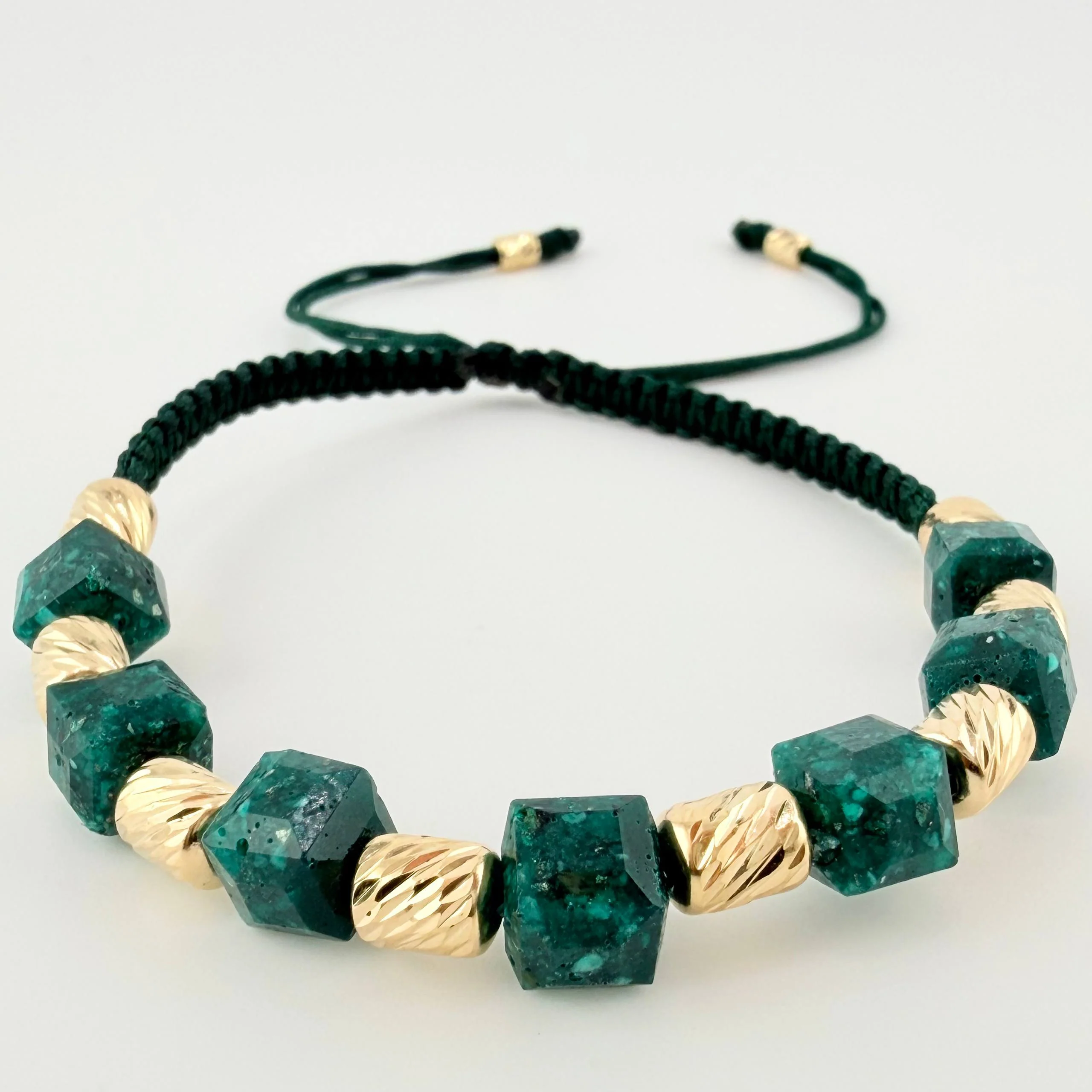 Pulsera Verde Esmeralda Cubica Cilindros Diamantados 10und 2.6gr / 3mm-5mm Oro Amarillo 18K ©