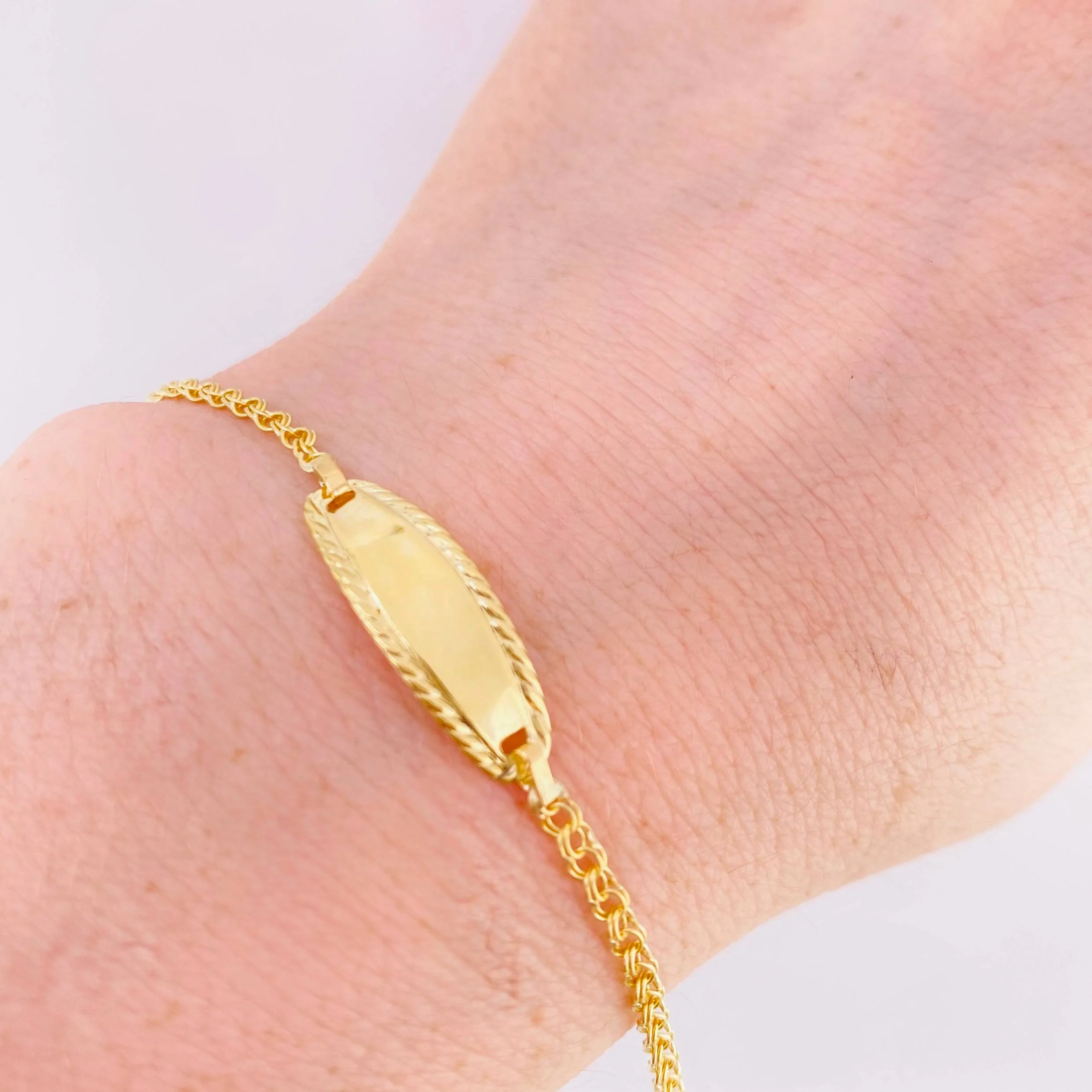 Pulso Bebé Roll On Placa Ovalada Relieve 1.35gr / 14.5cm / 2.3mm Oro Amarillo 18K - Image 3