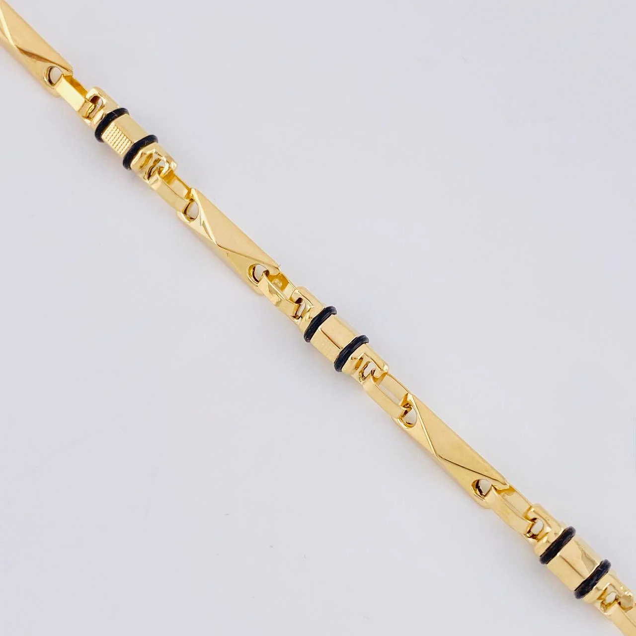 Pulso Rustico Barril Relieve 4.3 g / 18.2 cm / 3.8 mm Oro Amarillo 18K - Image 2