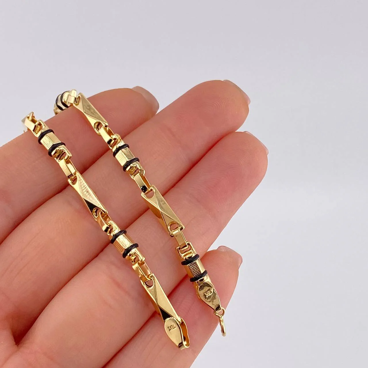 Pulso Rustico Barril Relieve 4.9 g / 21.2 cm / 4 mm Oro Amarillo 18K - Image 4