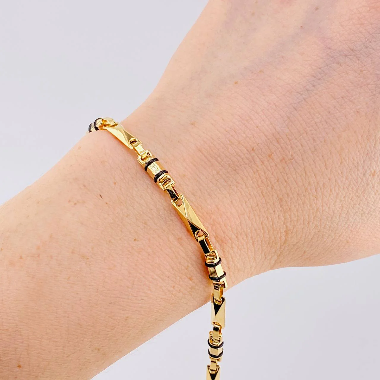Pulso Rustico Cauchos Negros 5.5 g / 19.6 cm / 5 mm Oro Amarillo 18K - Image 3