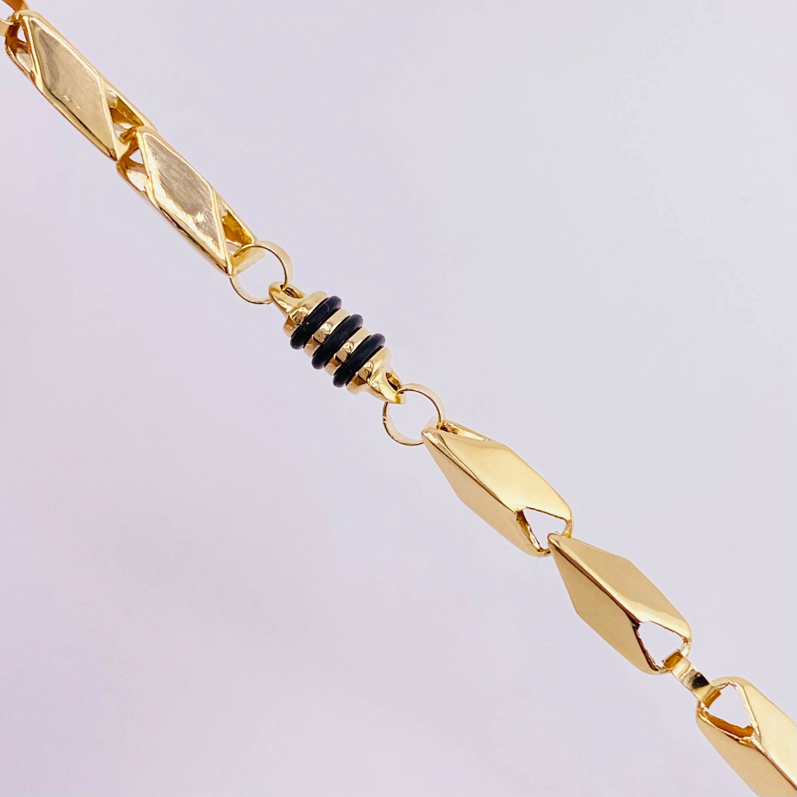 Pulso Rustico Cauchos Negros 5.65 g / 19.7 cm / 5 mm Oro Amarillo 18K - Image 2