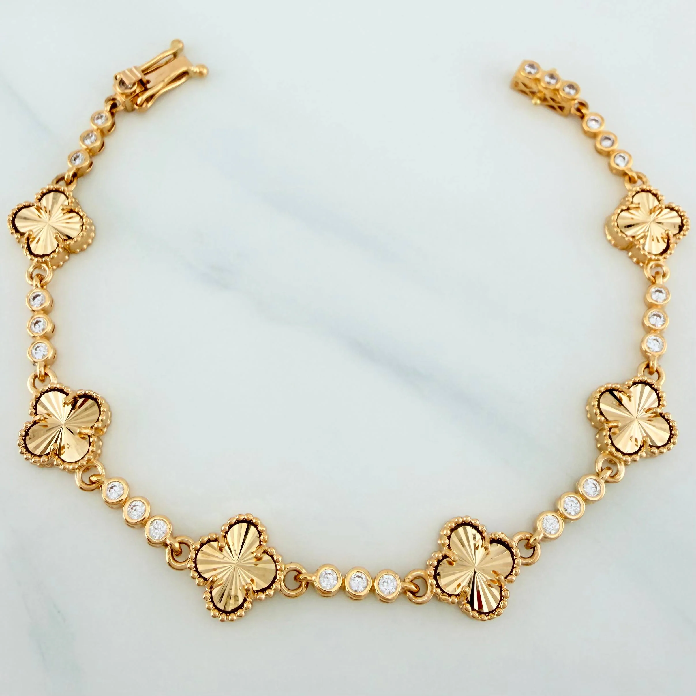 Pulso Trebol Diamantado Circulos 9.6 g / 17.1 cm / 2.57 mm Oro Amarillo 18K