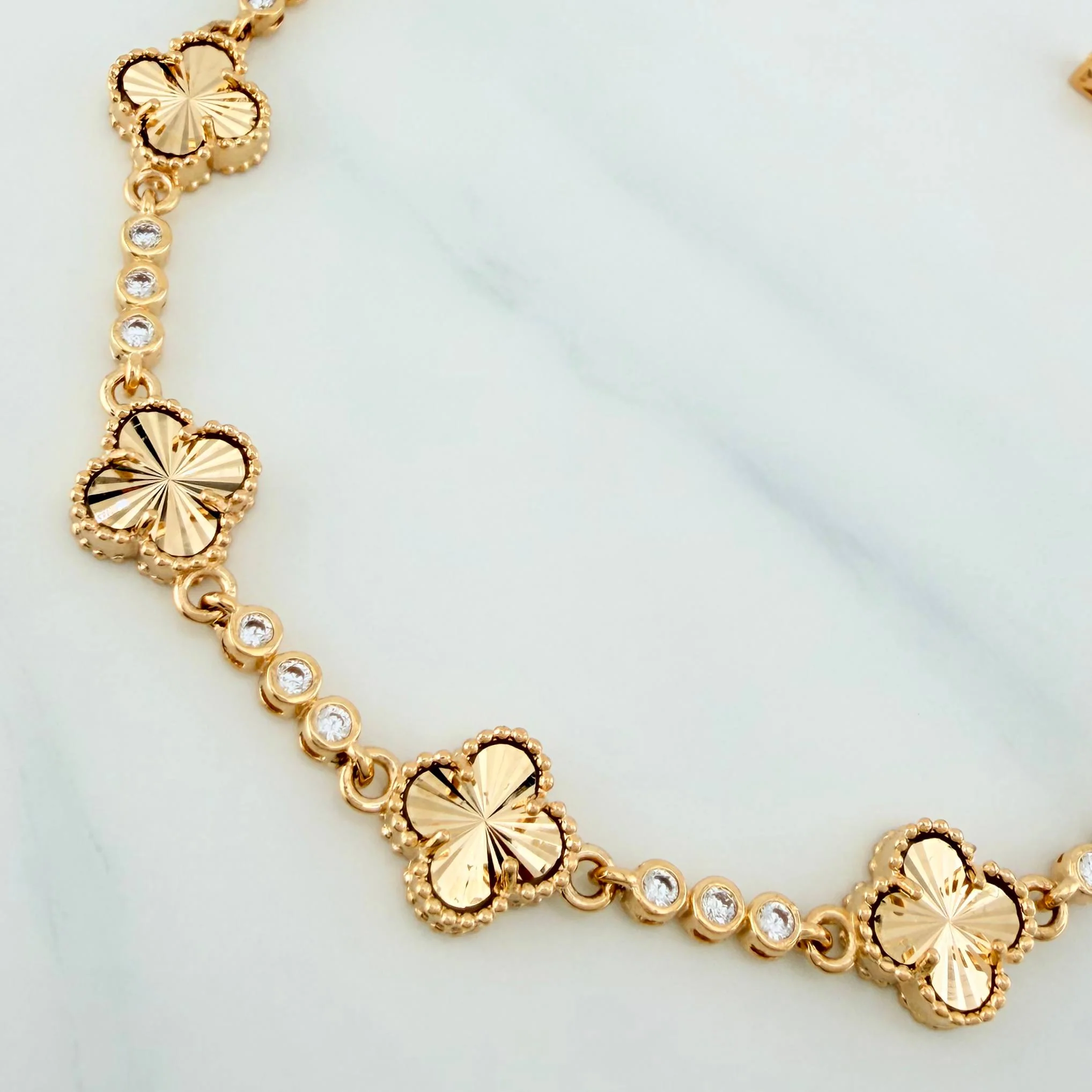 Pulso Trebol Diamantado Circulos 9.6 g / 17.1 cm / 2.57 mm Oro Amarillo 18K - Image 2