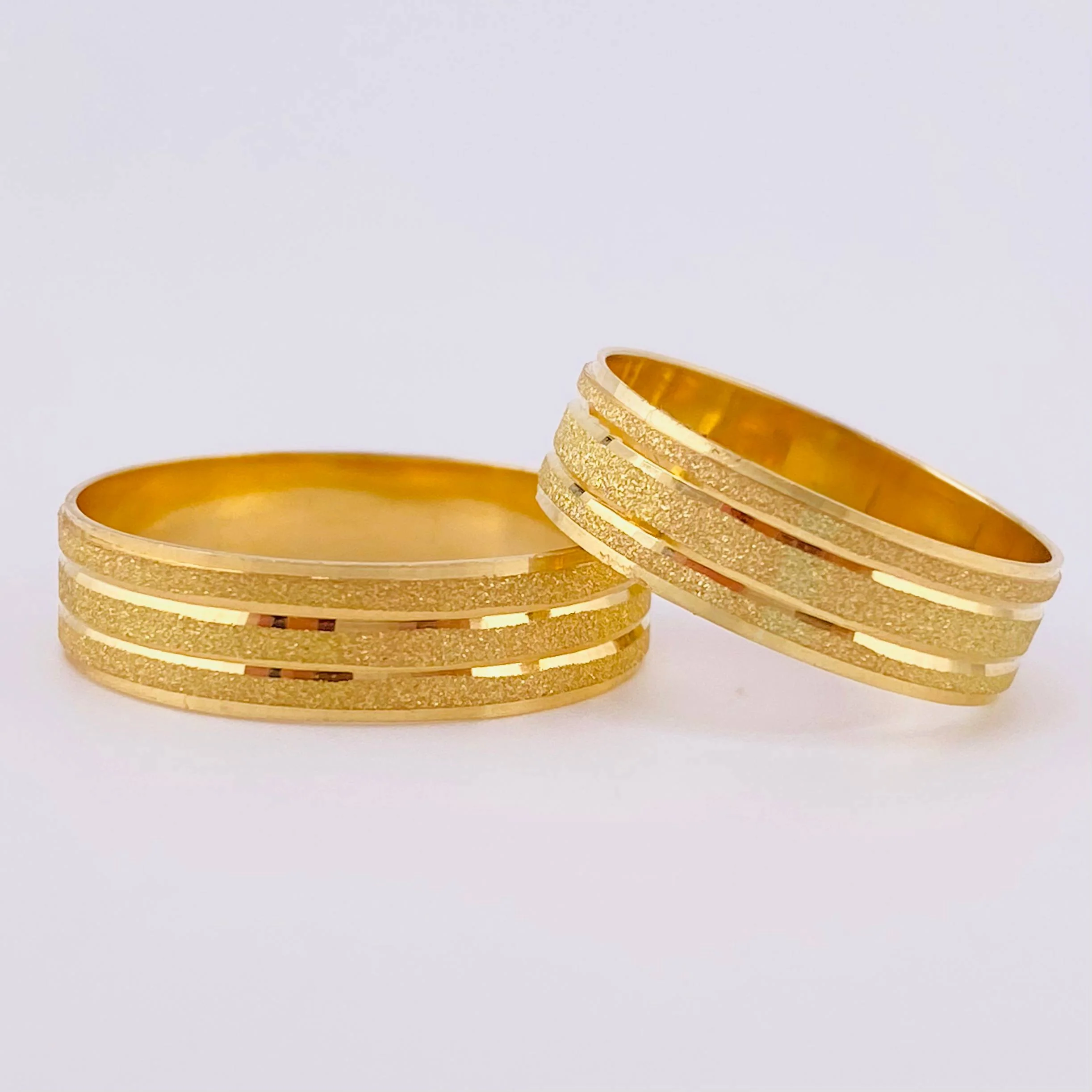 Set Argollas Triple Linea Mate 5.4 g Oro Amarillo 18K (A.C)